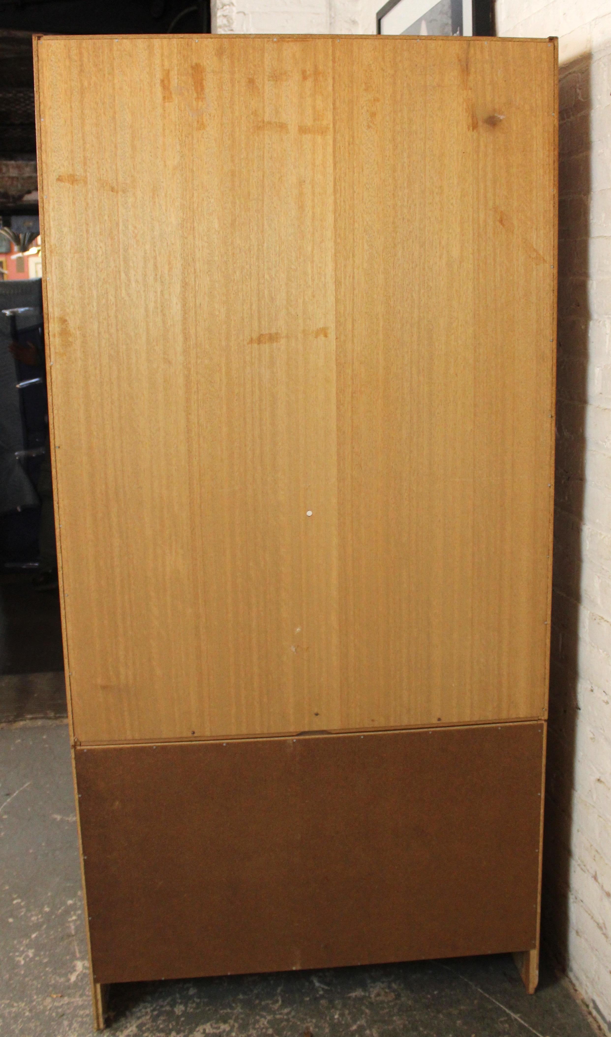 Mobile danese con libreria in vetro fumé in vendita 5