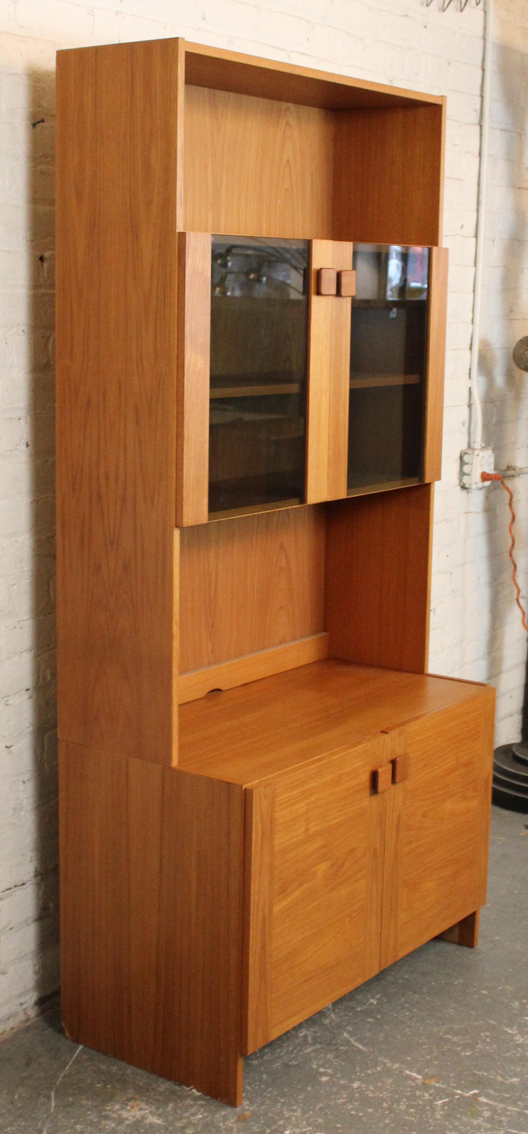 Mid-Century moderno Mobile danese con libreria in vetro fumé in vendita