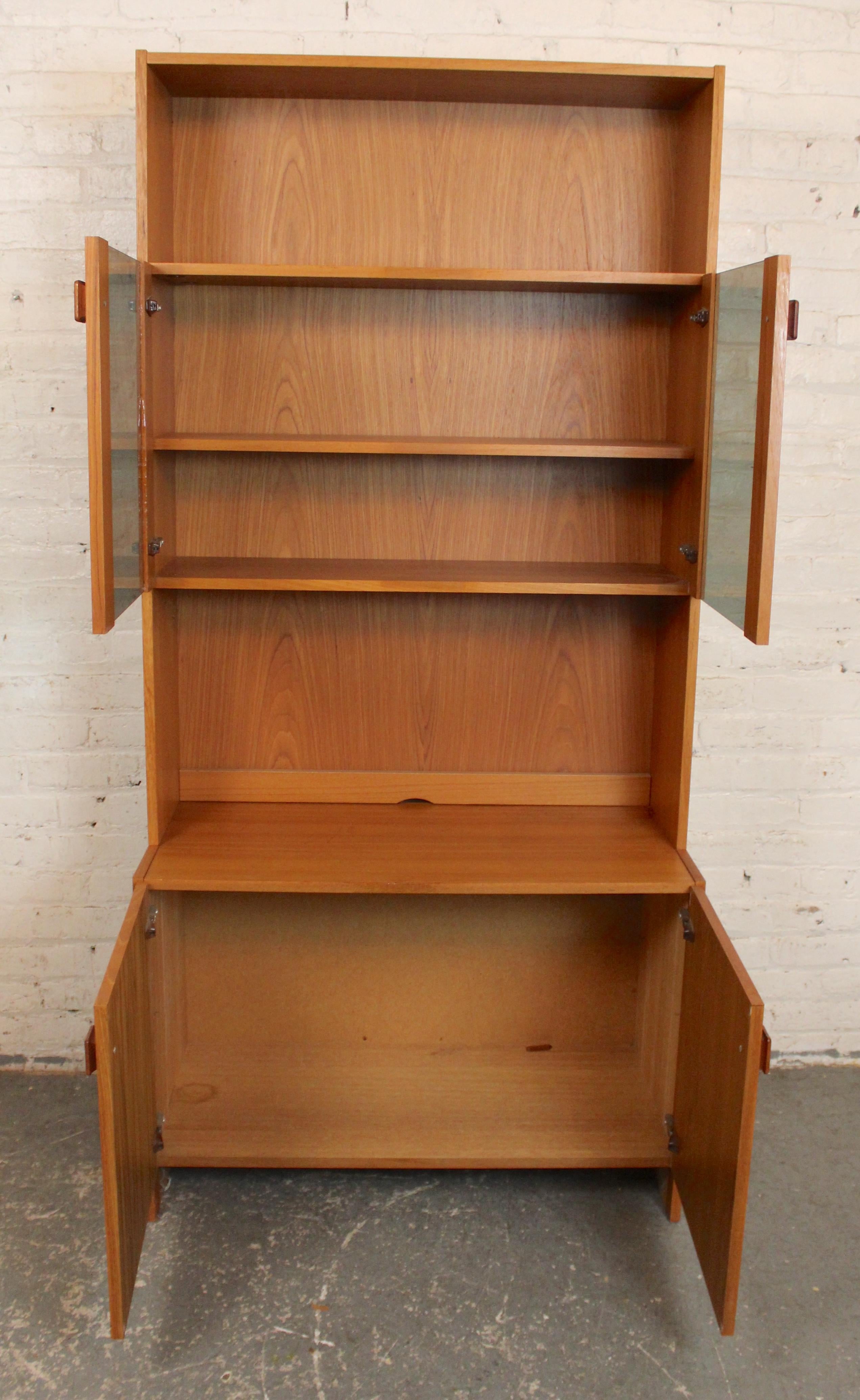 Mobile danese con libreria in vetro fumé In condizioni buone in vendita a Brooklyn, NY