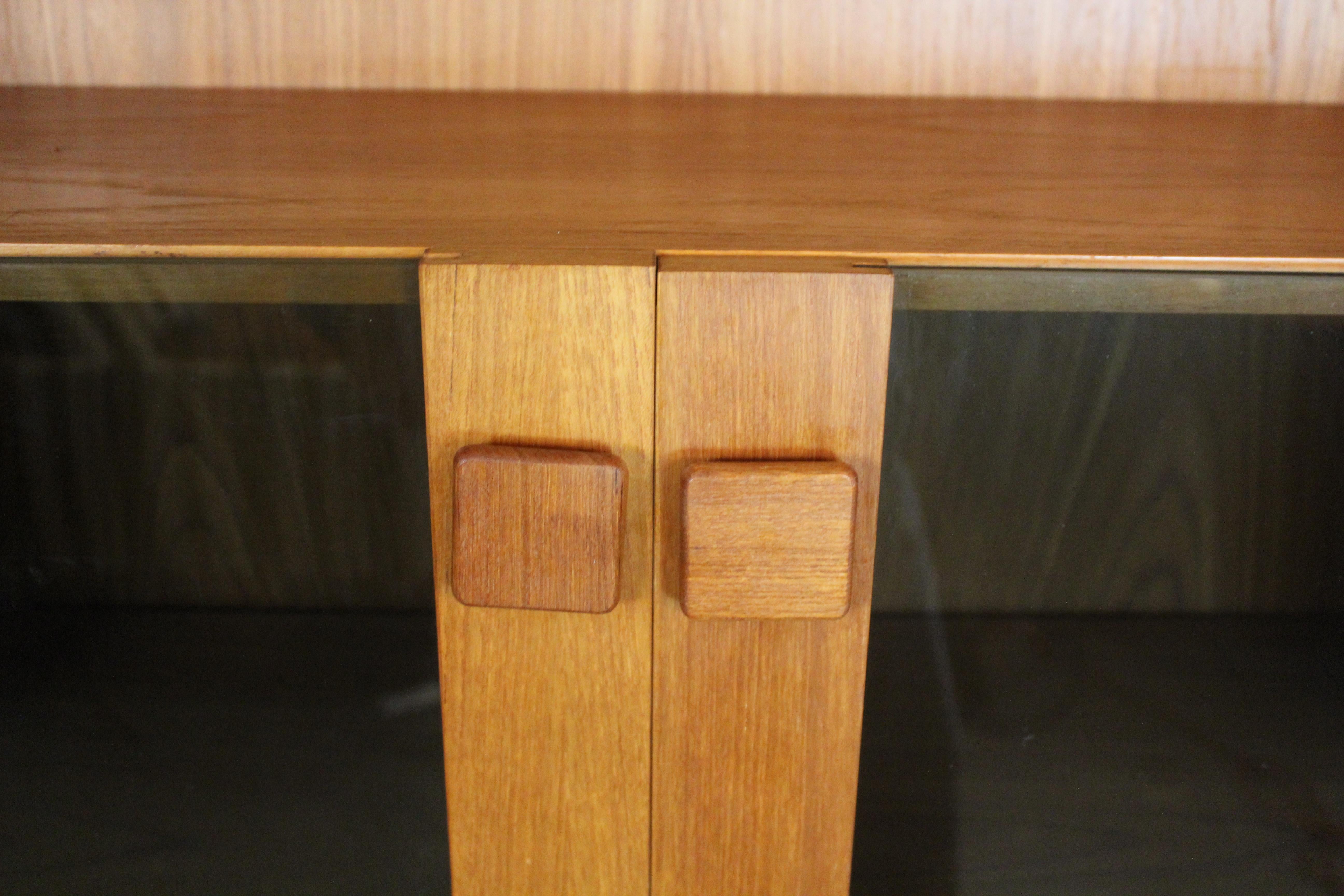 XX secolo Mobile danese con libreria in vetro fumé in vendita