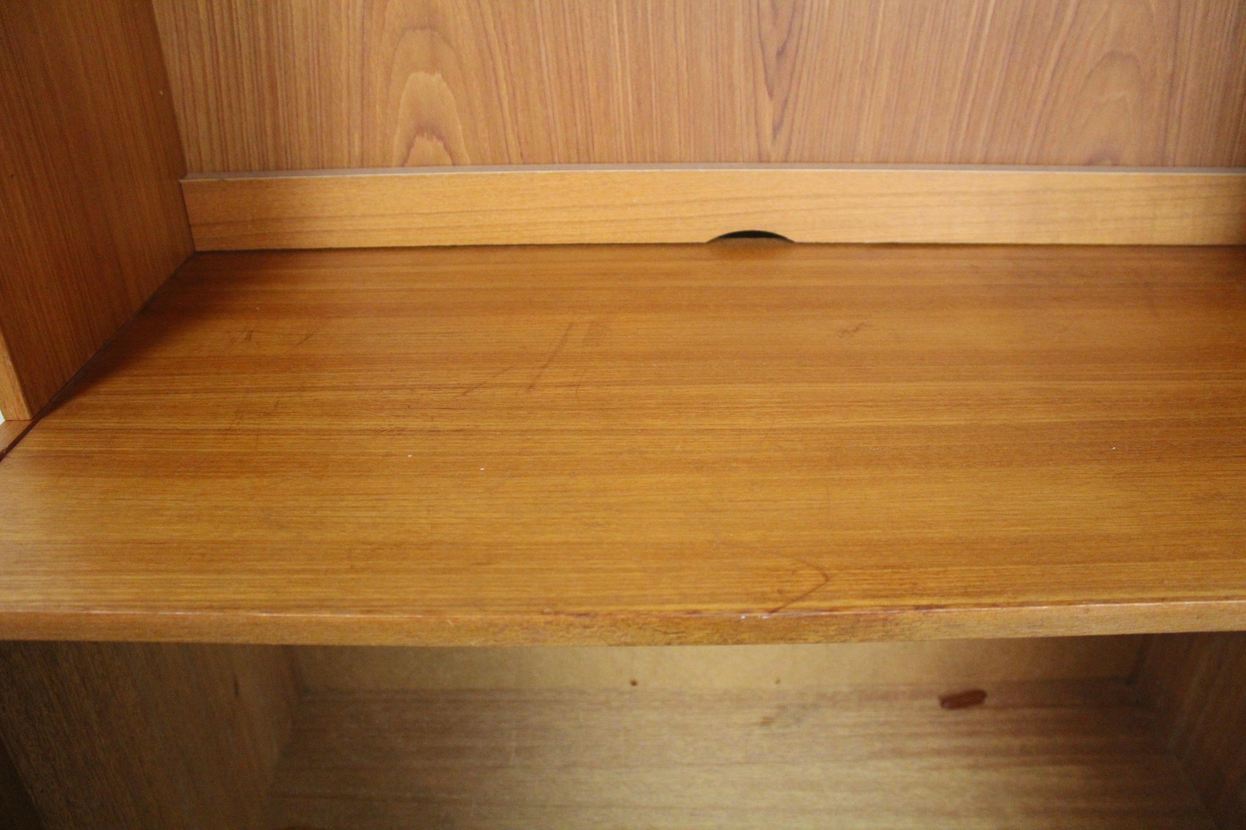 Mobile danese con libreria in vetro fumé in vendita 1