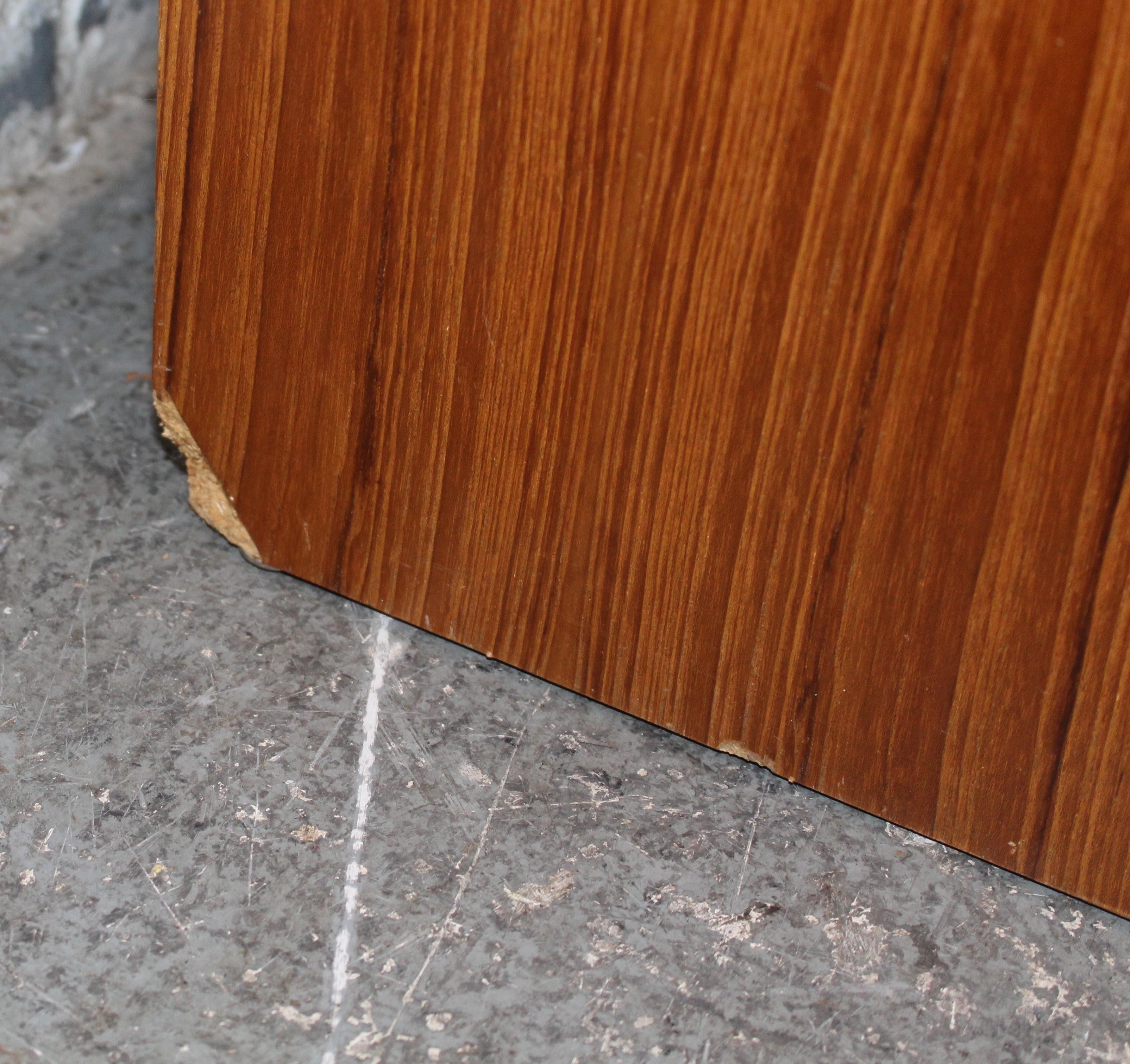 Mobile danese con libreria in vetro fumé in vendita 2