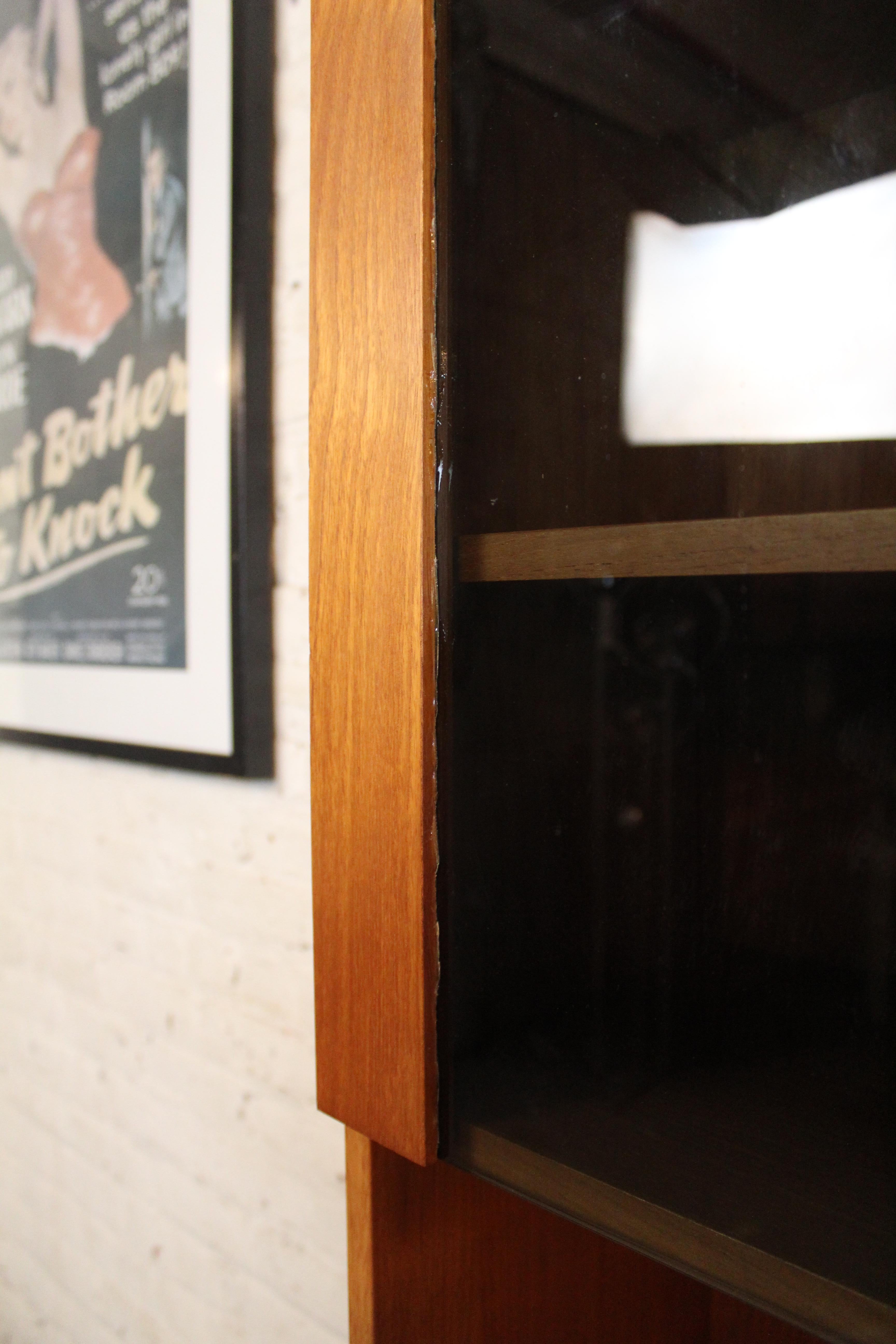 Mobile danese con libreria in vetro fumé in vendita 3