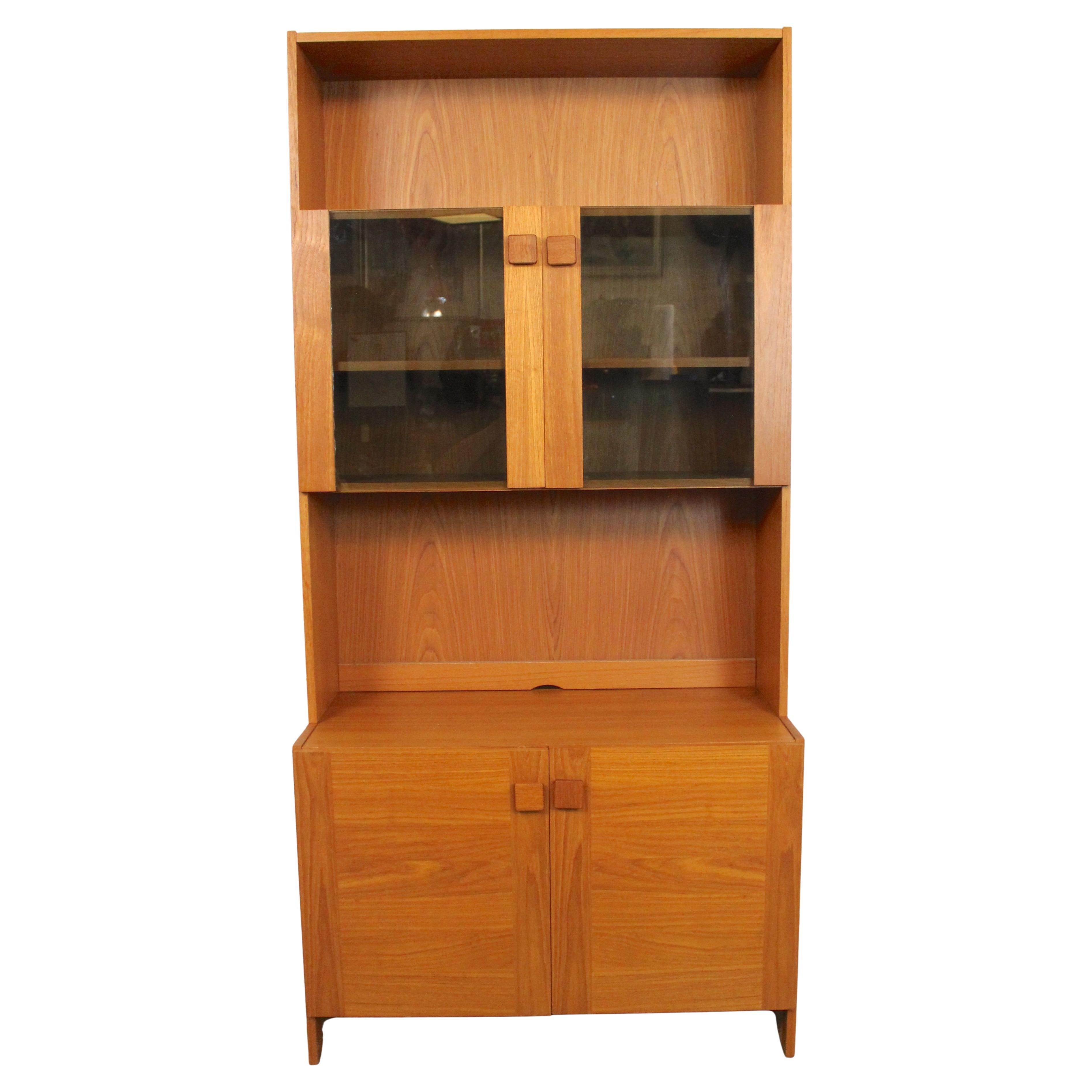 Mobile danese con libreria in vetro fumé