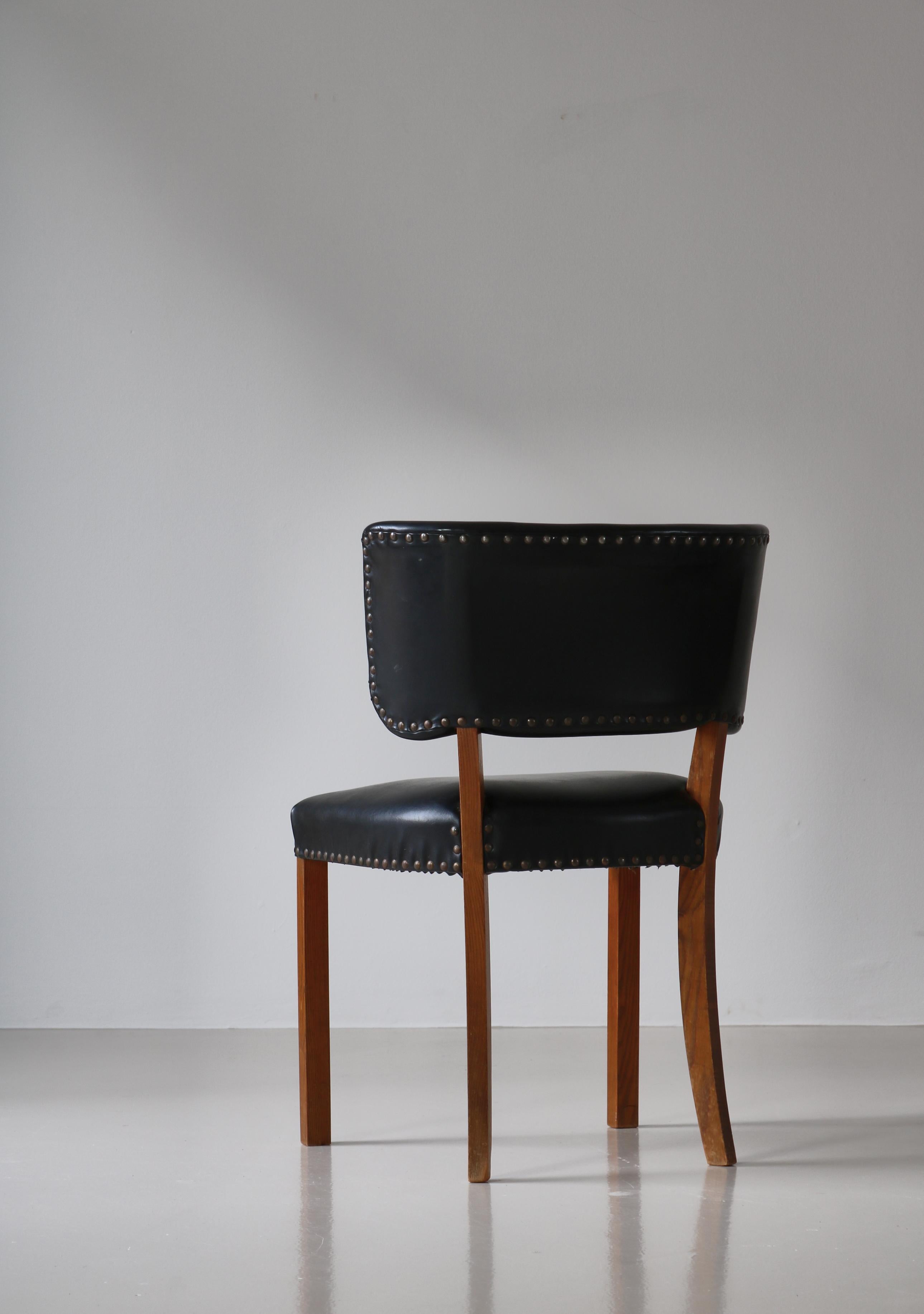 Danish Cabinetmaker 1940s Functionalist Side Chairs, Att. Magnus Stephensen For Sale 4