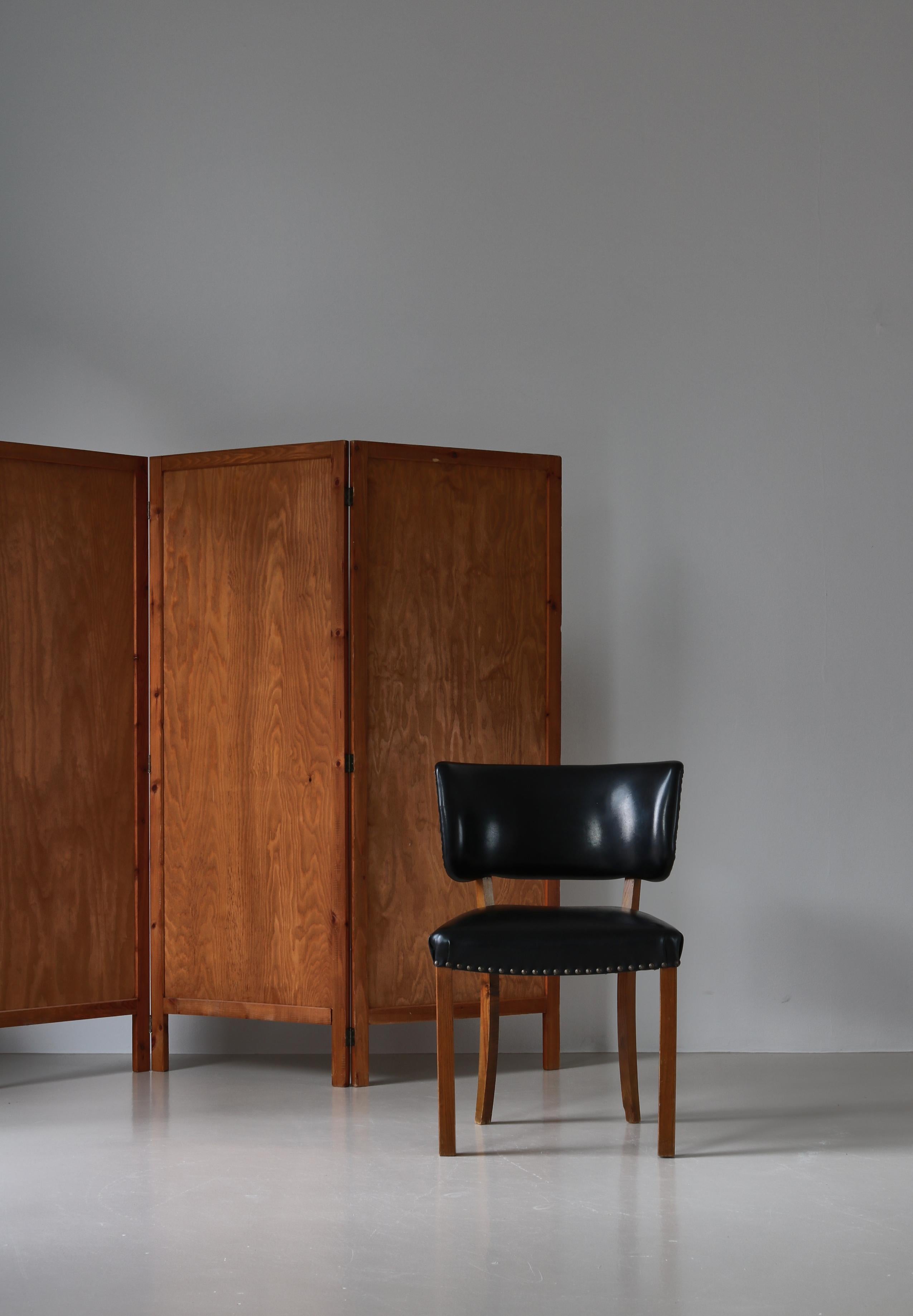 Set of Danish Modern side chairs made in the 1940s and attributed to Danish architect Magnus Stephensen. Executed in solid elm tree and black leatherette. Big chairs with wonderful organic curves.

Very similar to Magnus Stephensen chair model