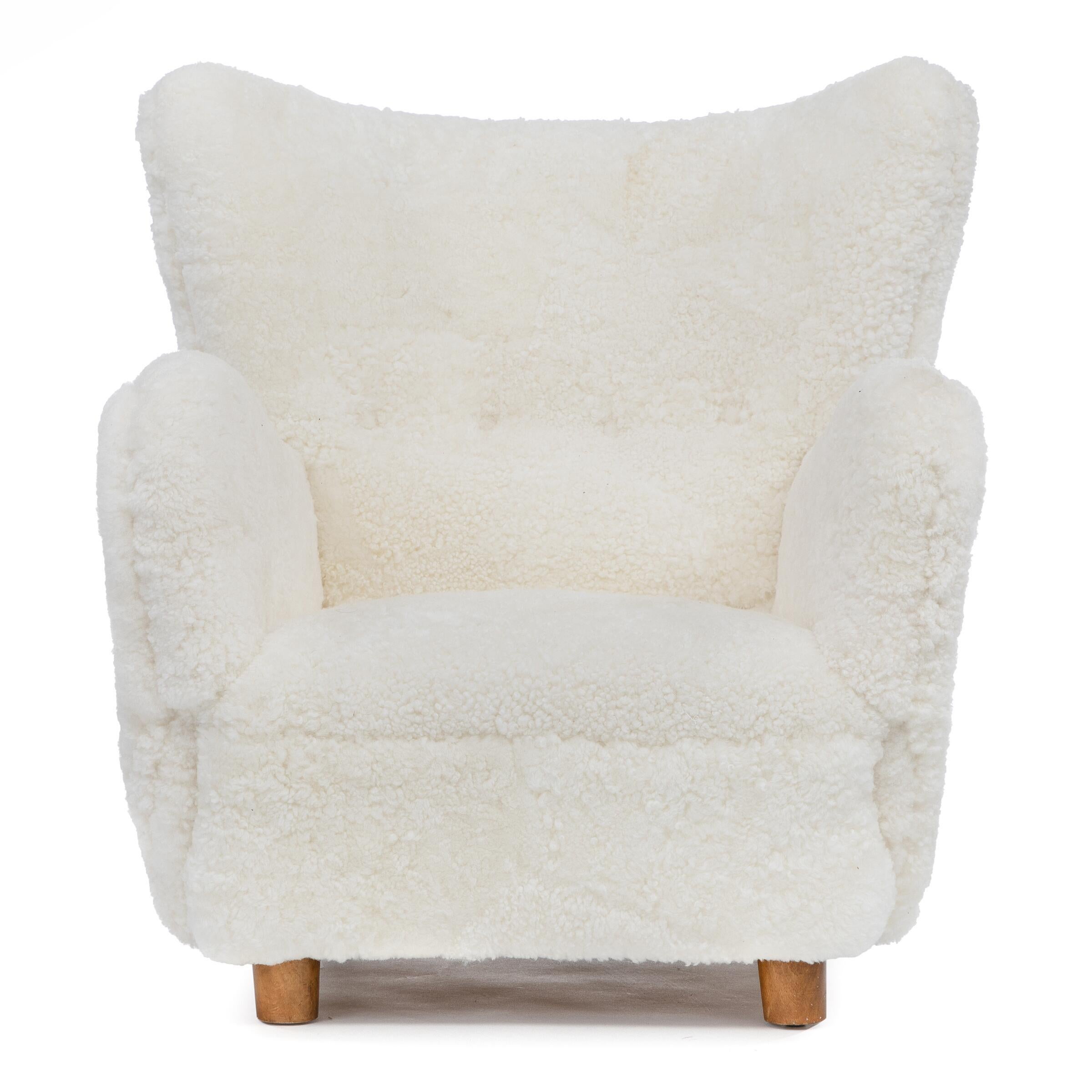 Ébéniste danois : Magnifique fauteuil avec des pieds en hêtre teinté. Côtés, assise et dossier garnis de laine d'agneau blanche. Fabriqué dans les années 1940
N'hésitez pas à demander un tarif de livraison et nous ferons de notre mieux pour