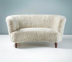 Ebanista danés Sofá Love Seat de piel de oveja de los años 40