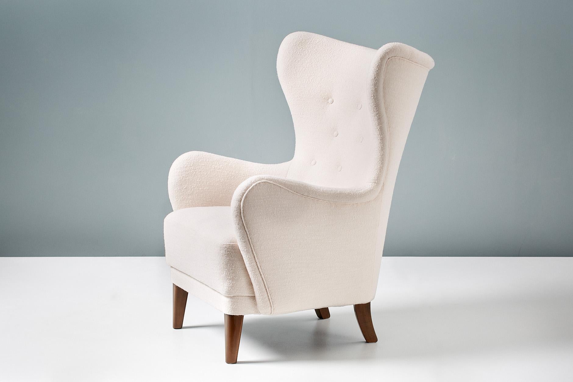 1940s vintage wing chair in the manner of Frits Henningsen, produced in Denmark. The legs are stained beechwood and the chair has been completely reupholstered in luxurious pure wool fabric.


Measures: H 98cm, D 80cm, W 78cm, SH 43cm.