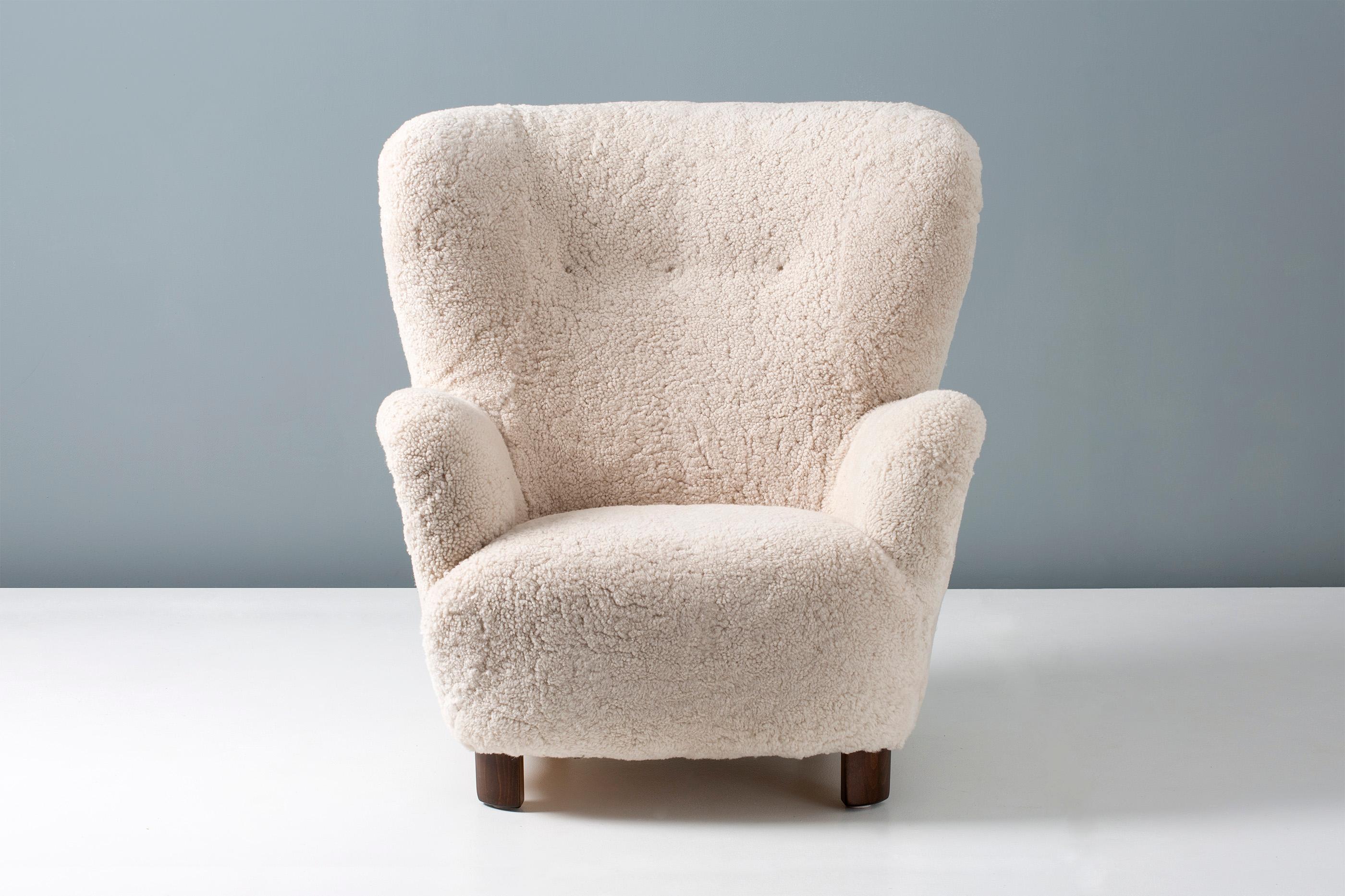 Hochlehniger Vintage-Sessel in der Art von Flemming Lassen, hergestellt in Dänemark zwischen 1940-1950. Die Beine sind aus gebeiztem Buchenholz, und der Stuhl wurde in unserer Londoner Werkstatt mit einer neuen Polsterung aus luxuriösem, farbigem