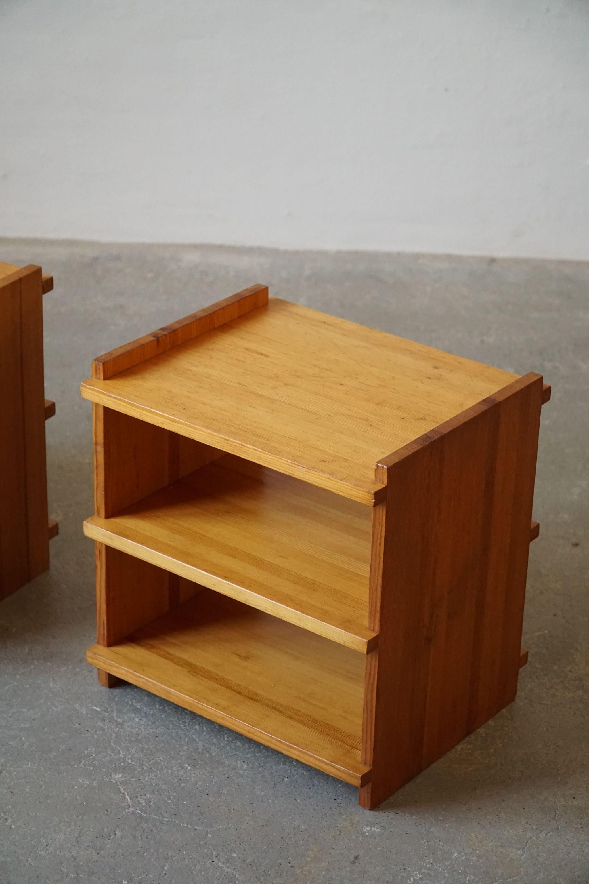 A pair of Scandinavian night stands / side tables in solid pine, made in Denmark, ca 1970s by a unknown cabinetmaker.

The night stands are nicely patinated and in a good vintage condition.

A fine brutalist object with a warm colour and patina