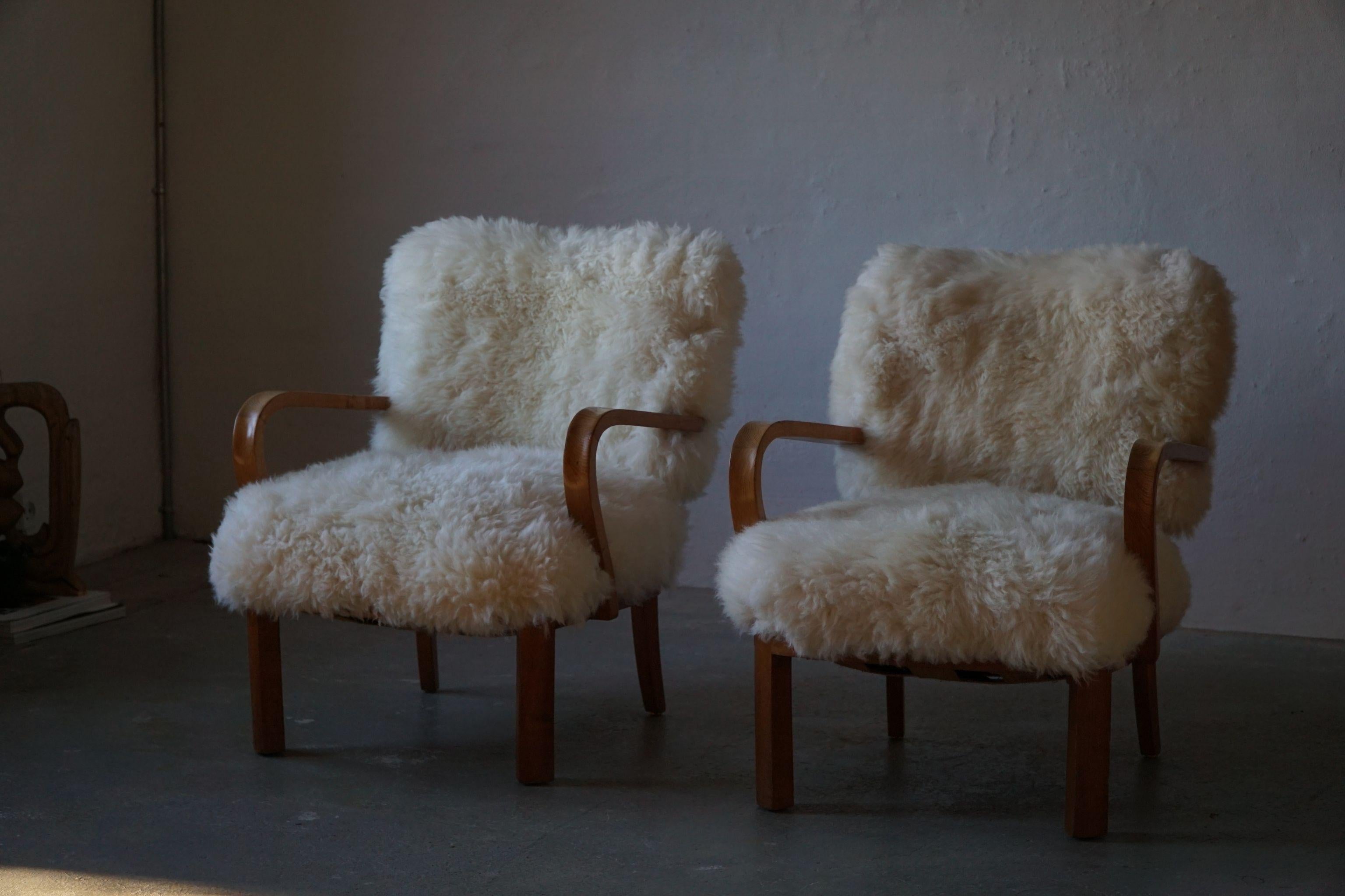 Danish Cabinetmaker, a Modern Pair of Lounge Chairs in Lambswool and Oak, 1950s 6