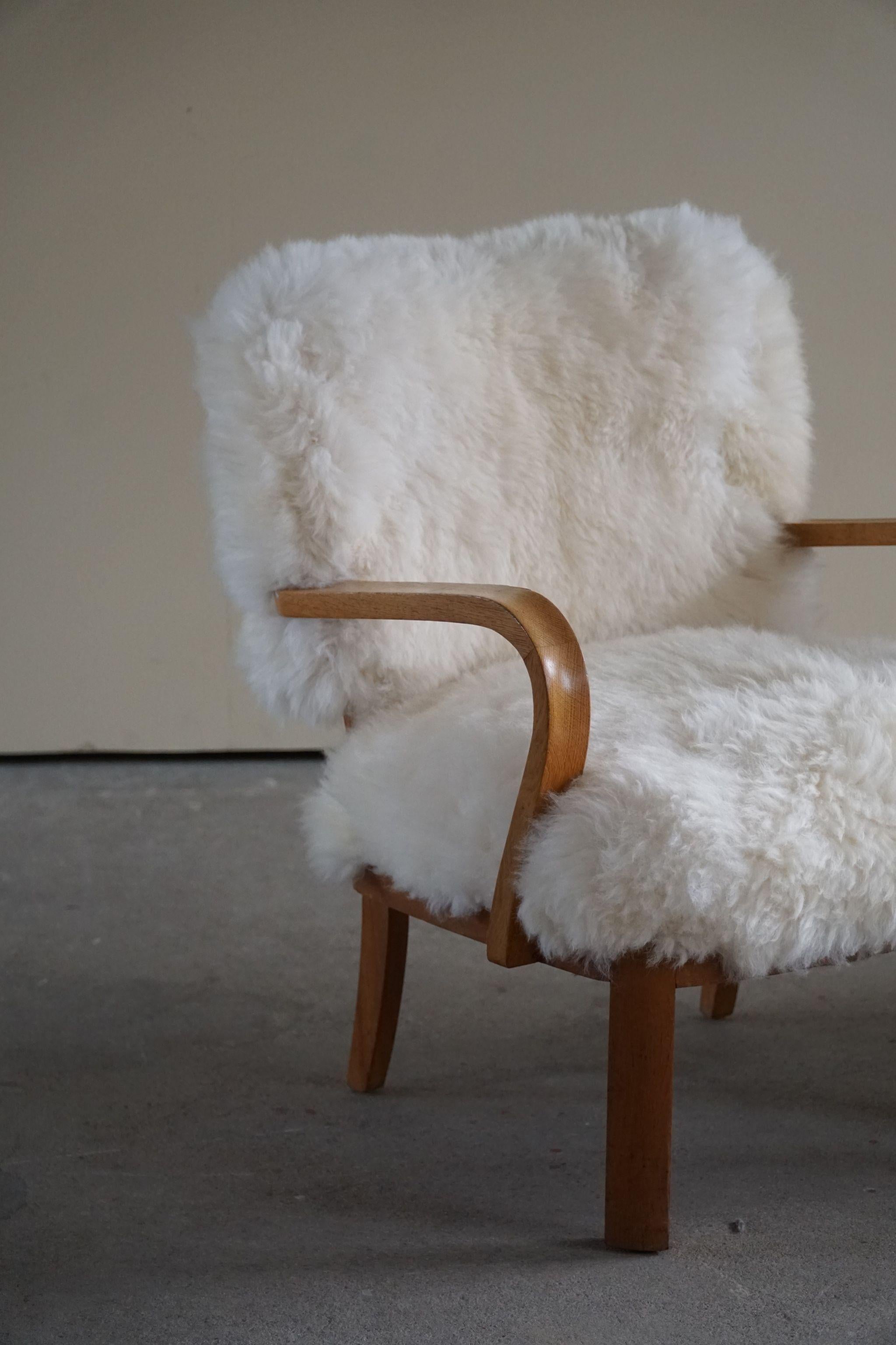 Danish Cabinetmaker, a Modern Pair of Lounge Chairs in Lambswool and Oak, 1950s In Good Condition In Odense, DK