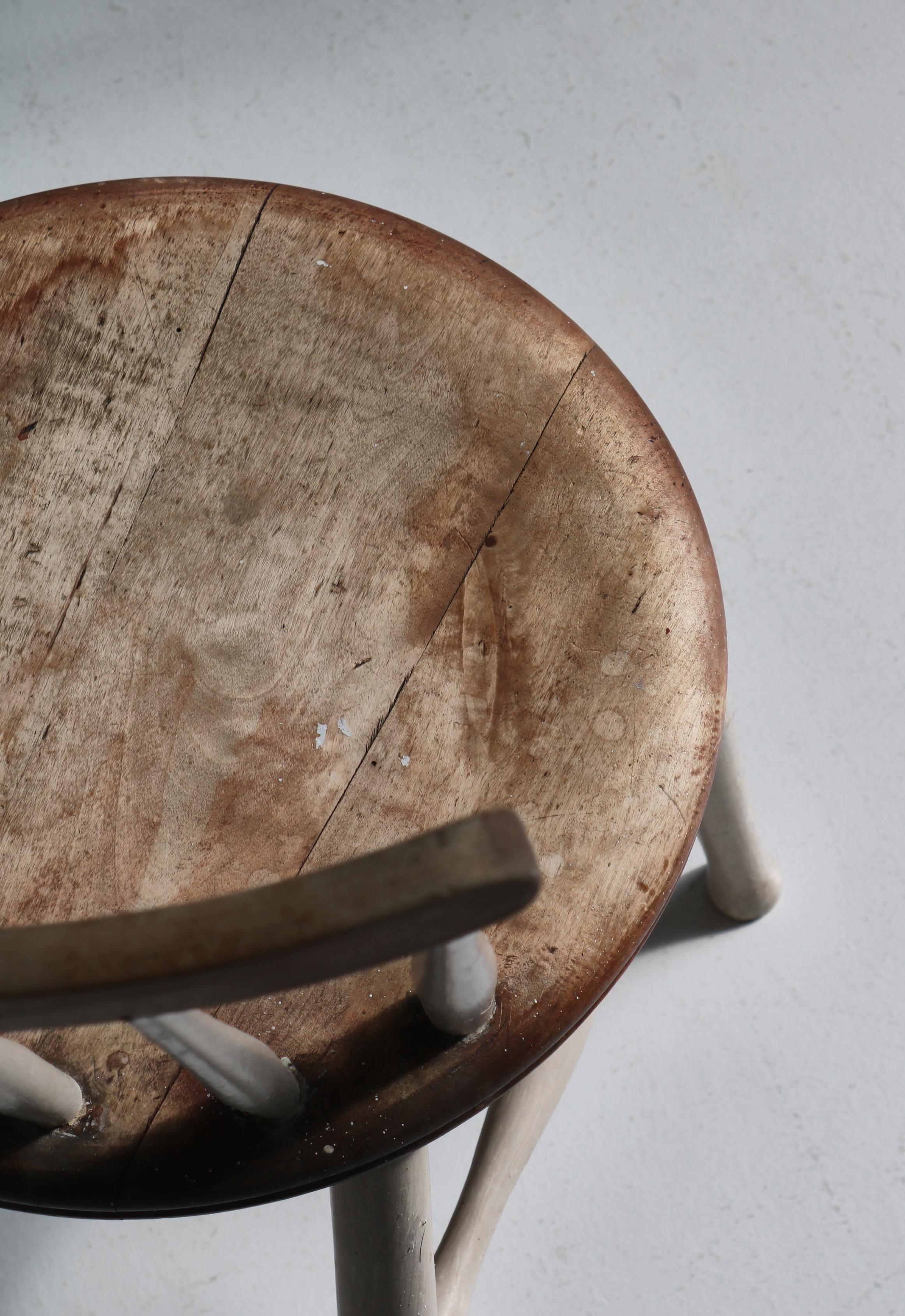 Sehr charmant Paar Wabi-Sabi-Stil Spindel zurück Seite Stühle mit Drumstick Beine. Hergestellt im frühen 20. Jahrhundert von einem dänischen Tischler. Traditioneller Stuhl aus massiver Buche und weißer Farbe. Schöne Abnutzung und Patina.