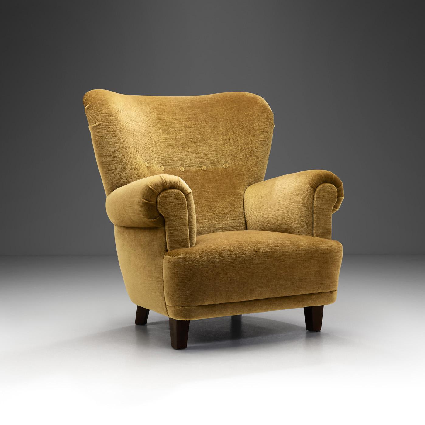 This beautiful Danish cabinetmaker armchair recalls the peak of Danish mid-century modern design. Thanks to its curved shape, this model is exceptionally cosy and elegant. Curved chairs like this are statement pieces in any space, but they can also