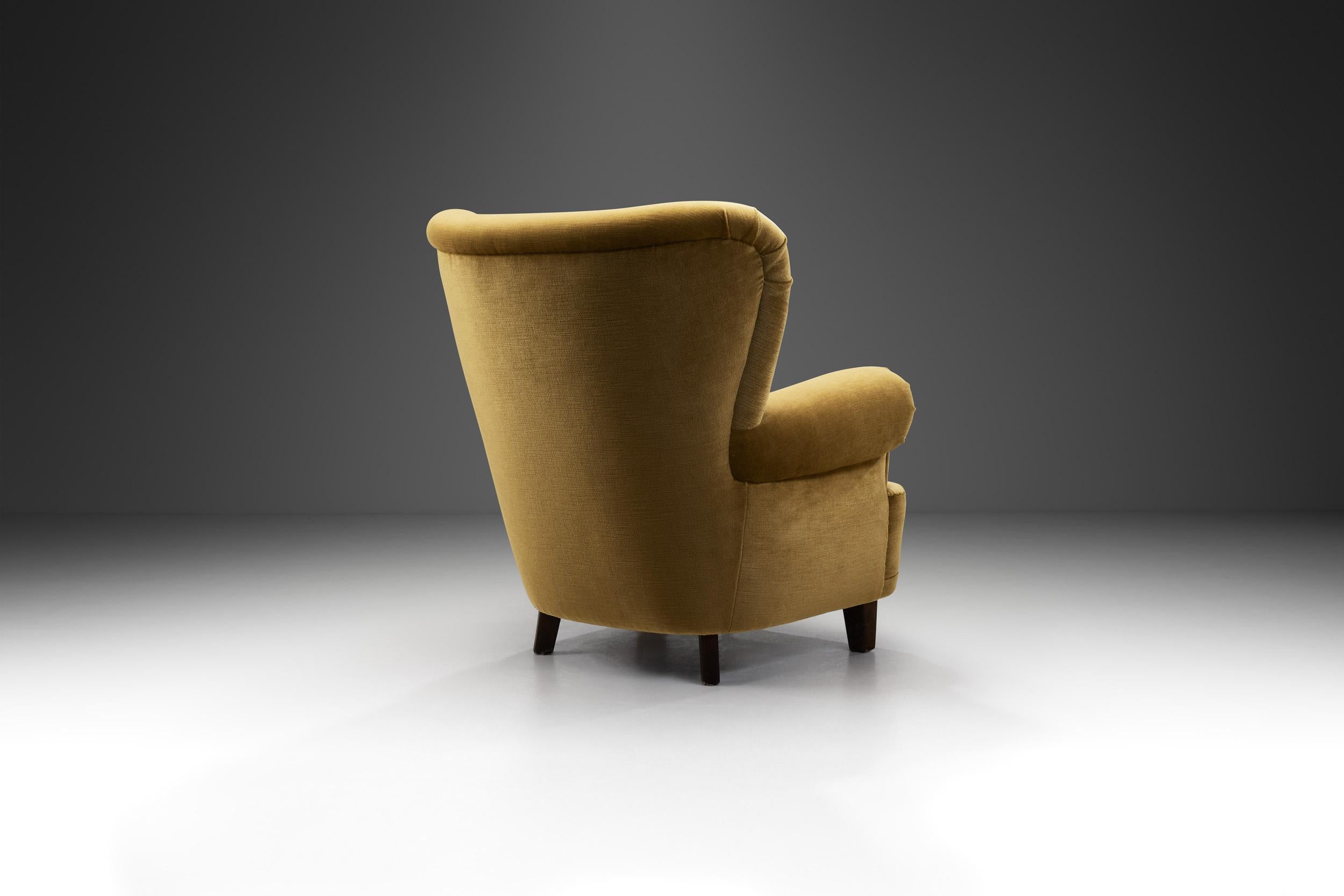 Mid-Century Modern Danish Cabinetmaker Armchair with Beech Legs, Denmark ca 1940s For Sale