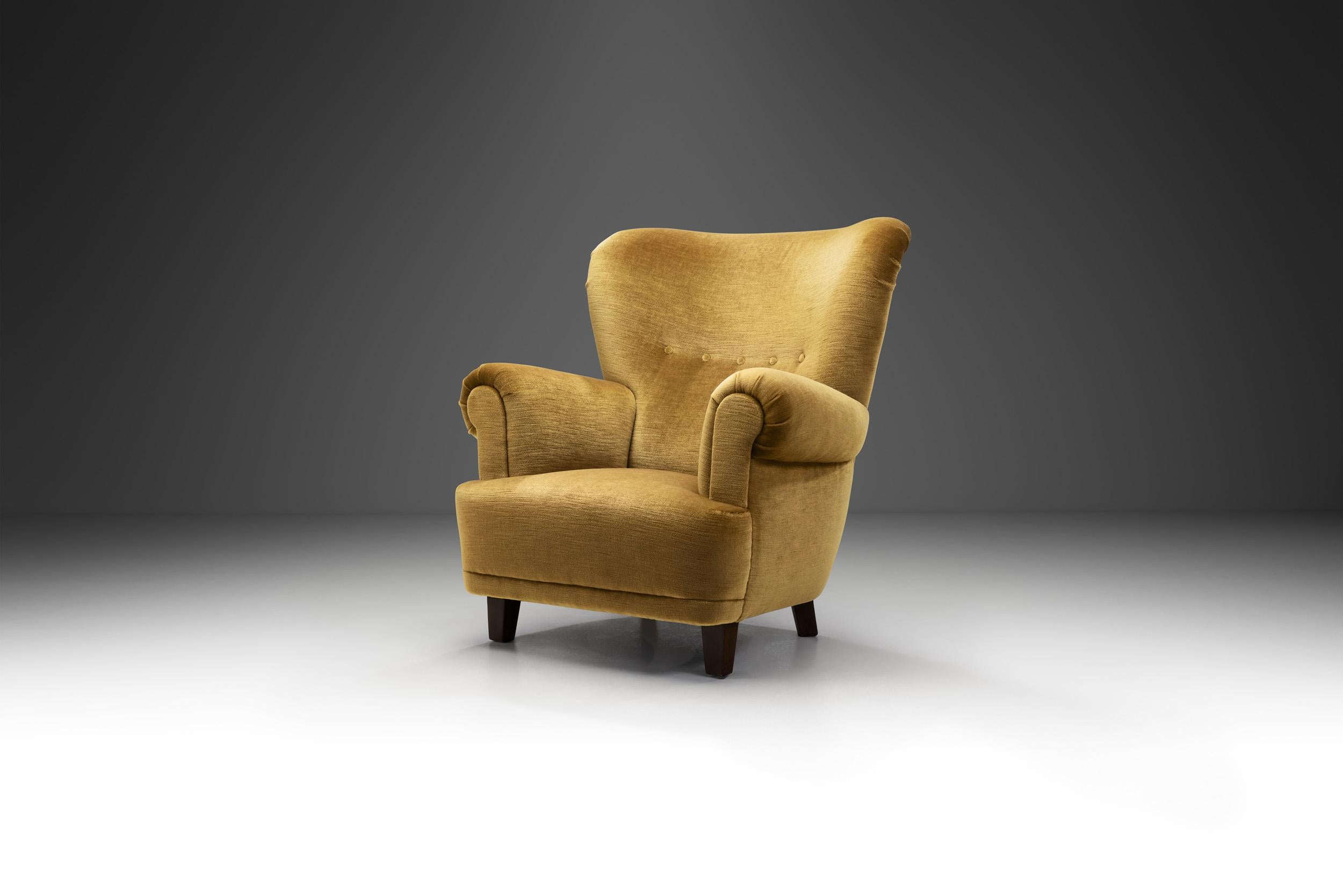 Danish Cabinetmaker Armchair with Beech Legs, Denmark ca 1940s In Good Condition For Sale In Utrecht, NL