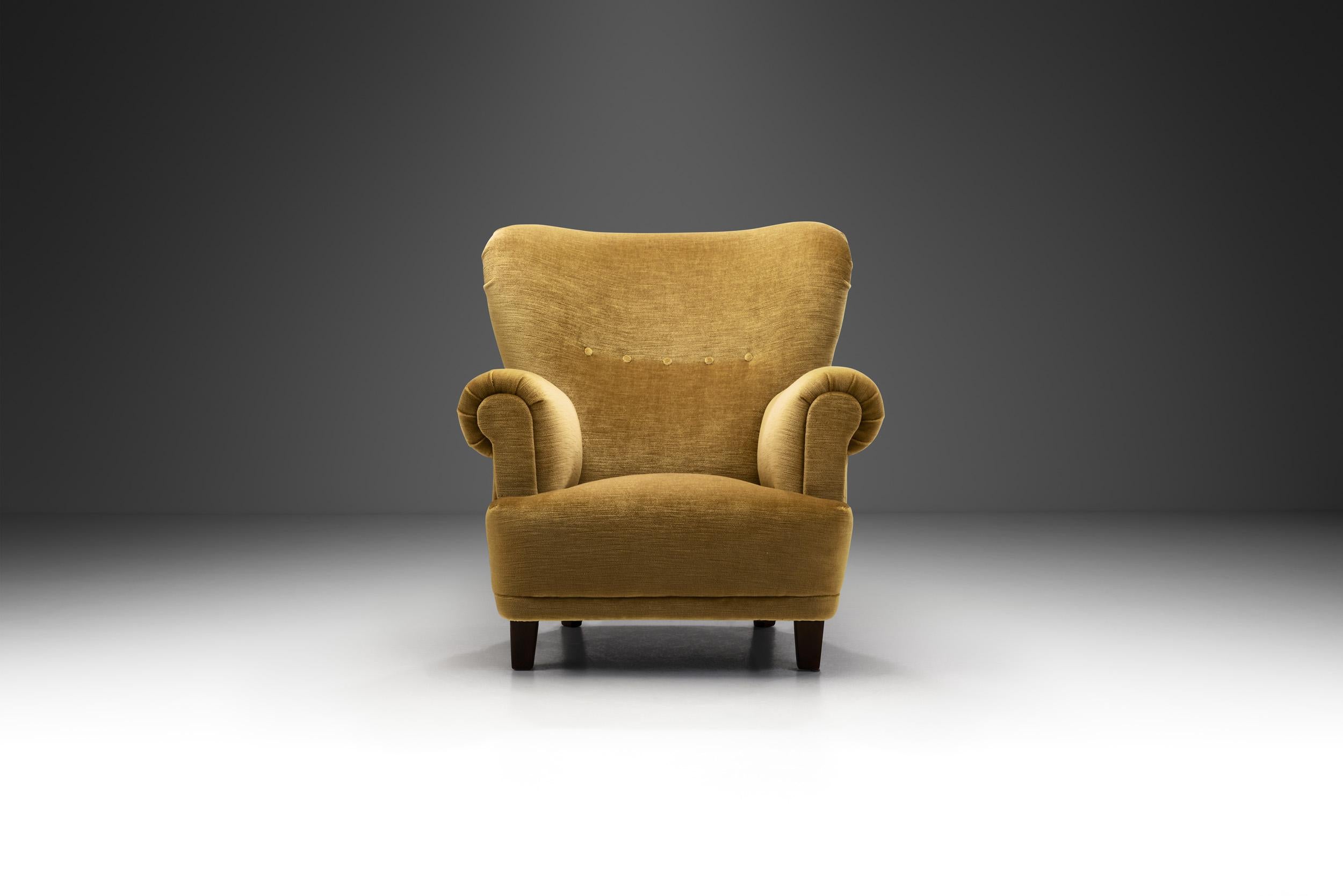 Mid-20th Century Danish Cabinetmaker Armchair with Beech Legs, Denmark ca 1940s For Sale