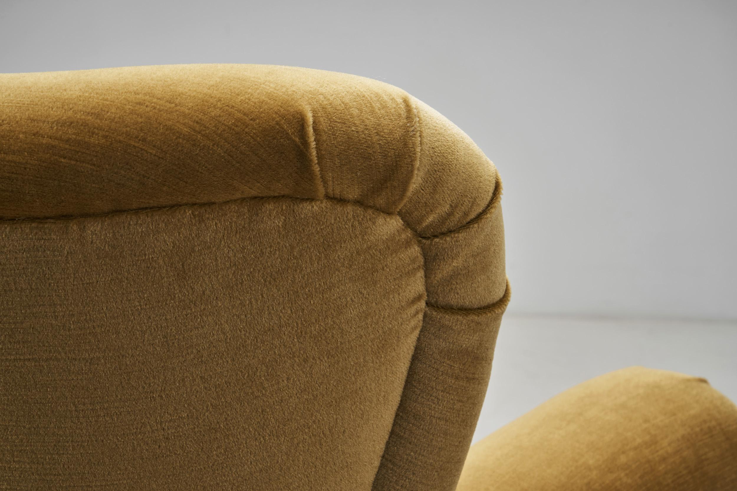 Danish Cabinetmaker Armchair with Beech Legs, Denmark ca 1940s For Sale 2