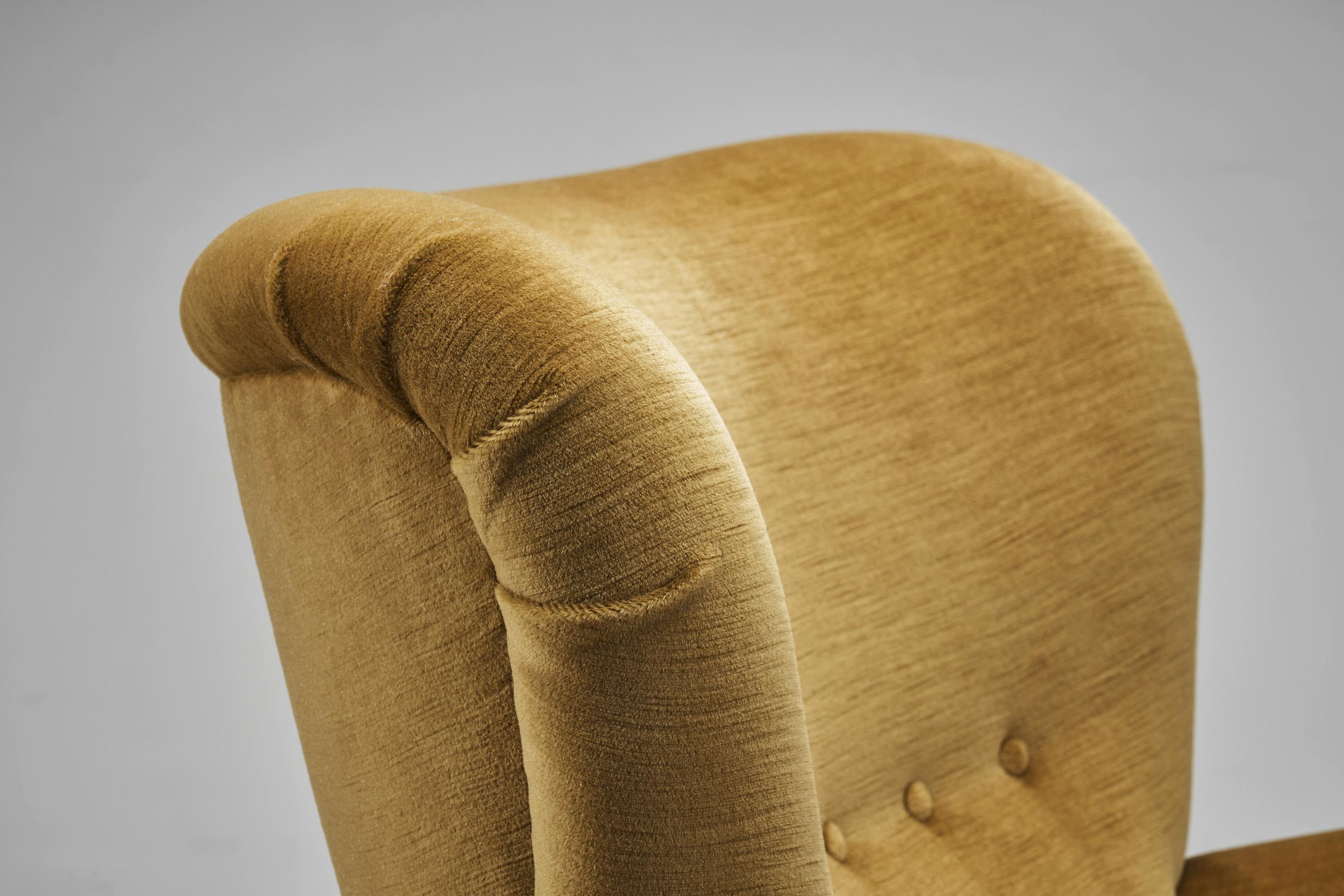 Danish Cabinetmaker Armchair with Beech Legs, Denmark ca 1940s For Sale 3