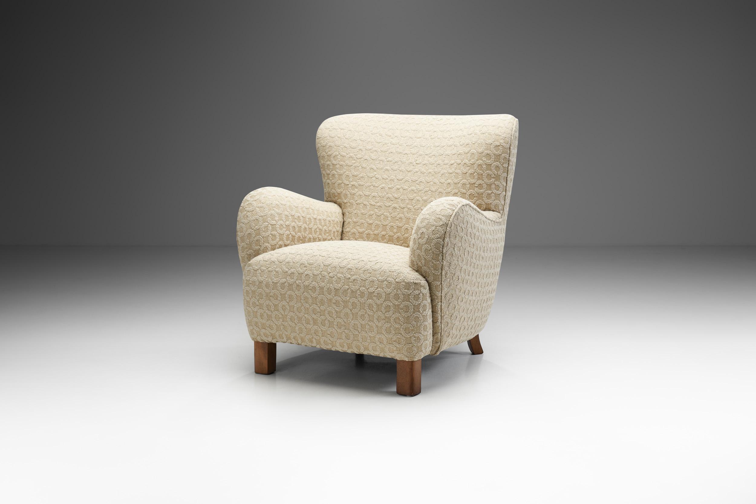 This armchair is an elegant and comfortable evidence of the mastery and artistry of the Danish cabinetmakers who defined mid-20th century modern seating. This model is of the highest quality, both in terms of visuals, materials, and craftsmanship.