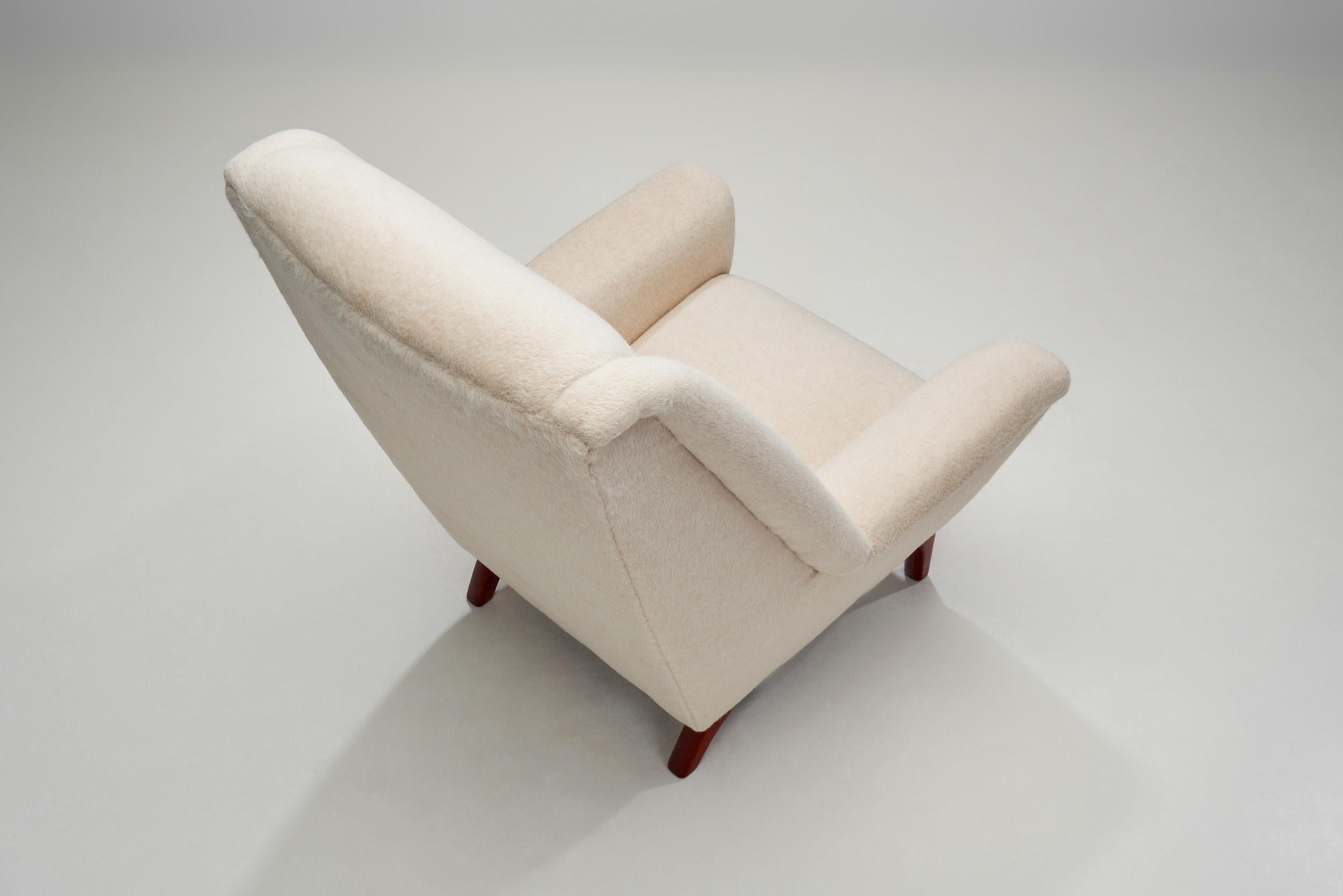 Tessuto Poltrona danese da ebanista con base in teak, Danimarca, anni '60 in vendita