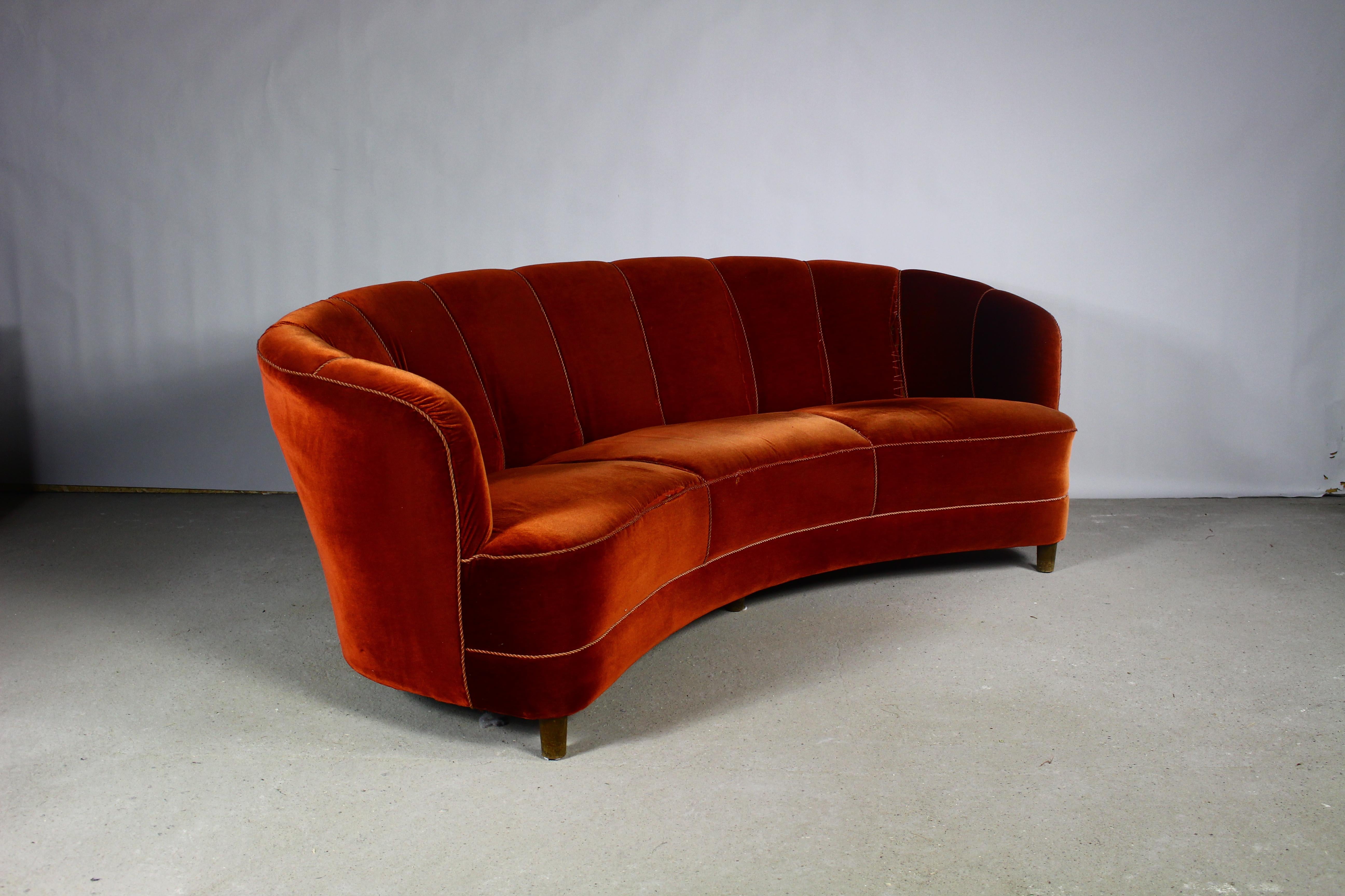 Danish Cabinetmaker Banana Curved Sofa, 1940s.
Banana shaped curved sofa in orange velvet, made in Denmark.
Made in the mid-century modern era.
Recommended upholstery replacement.