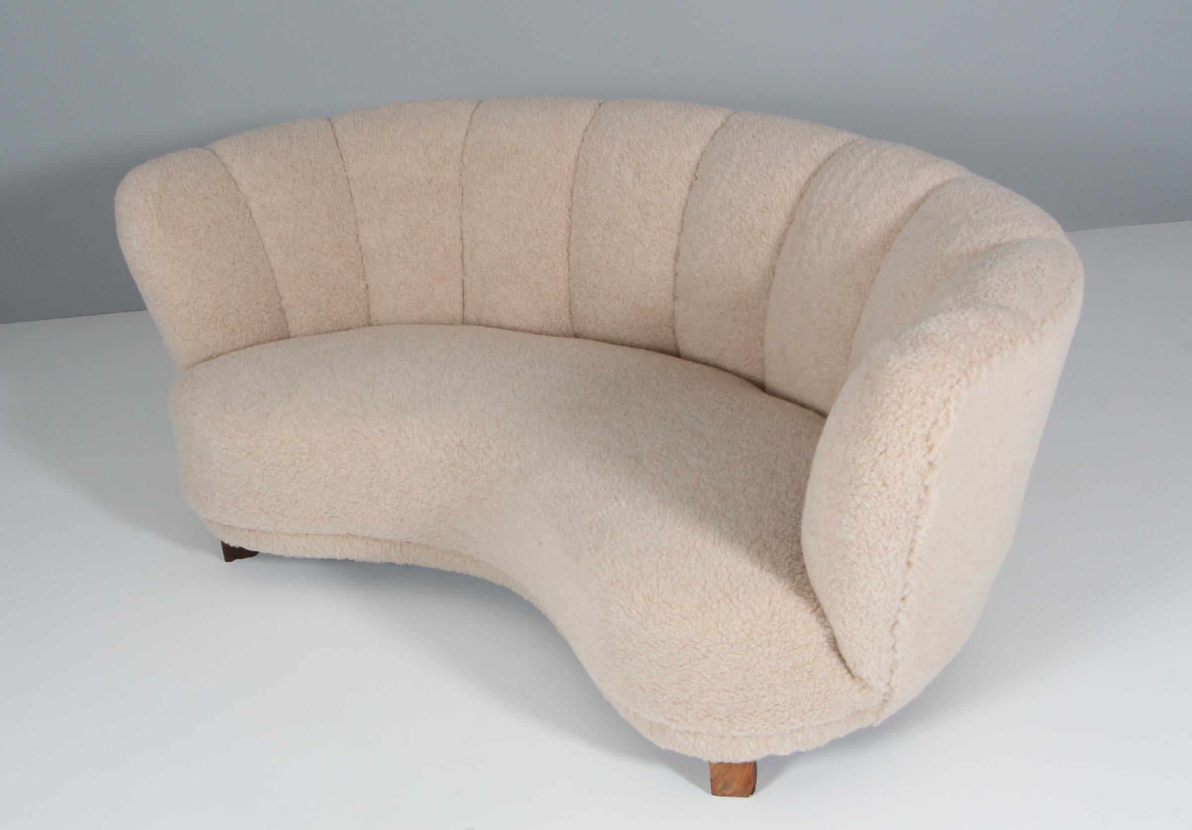 Danish cabinetmaker banana sofa new upholstered with lambwool.

Legs of beech

Made in the 1940s.