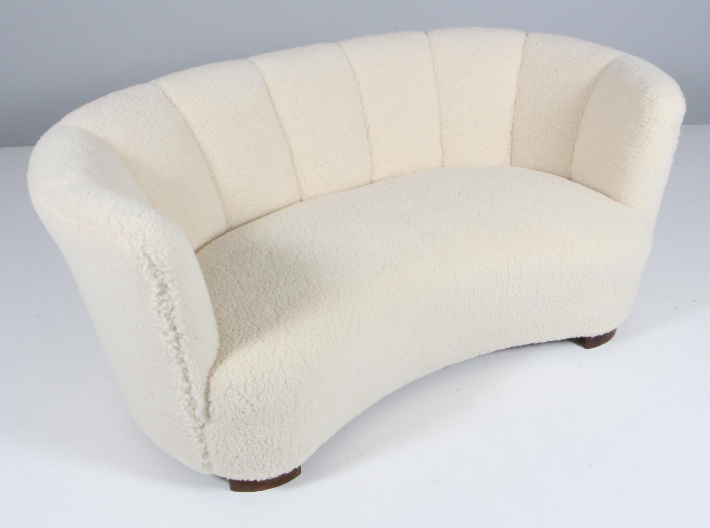 Danish cabinetmaker banana sofa new upholstered with lambwool.

Legs of beech.

Made in the 1940s.