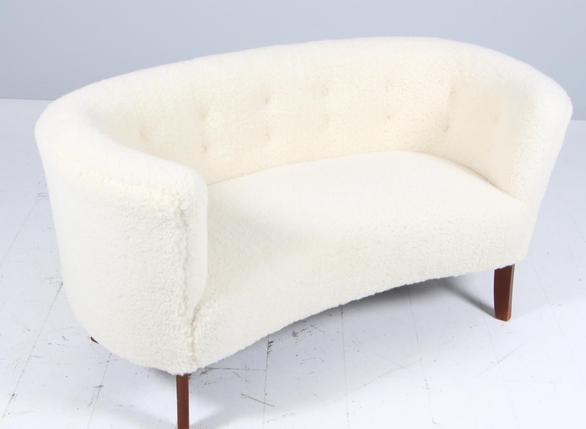 Ebanista danés sofá banana / love seat nuevo tapizado con lana de cordero.

Patas de haya.

Fabricado en la década de 1940.