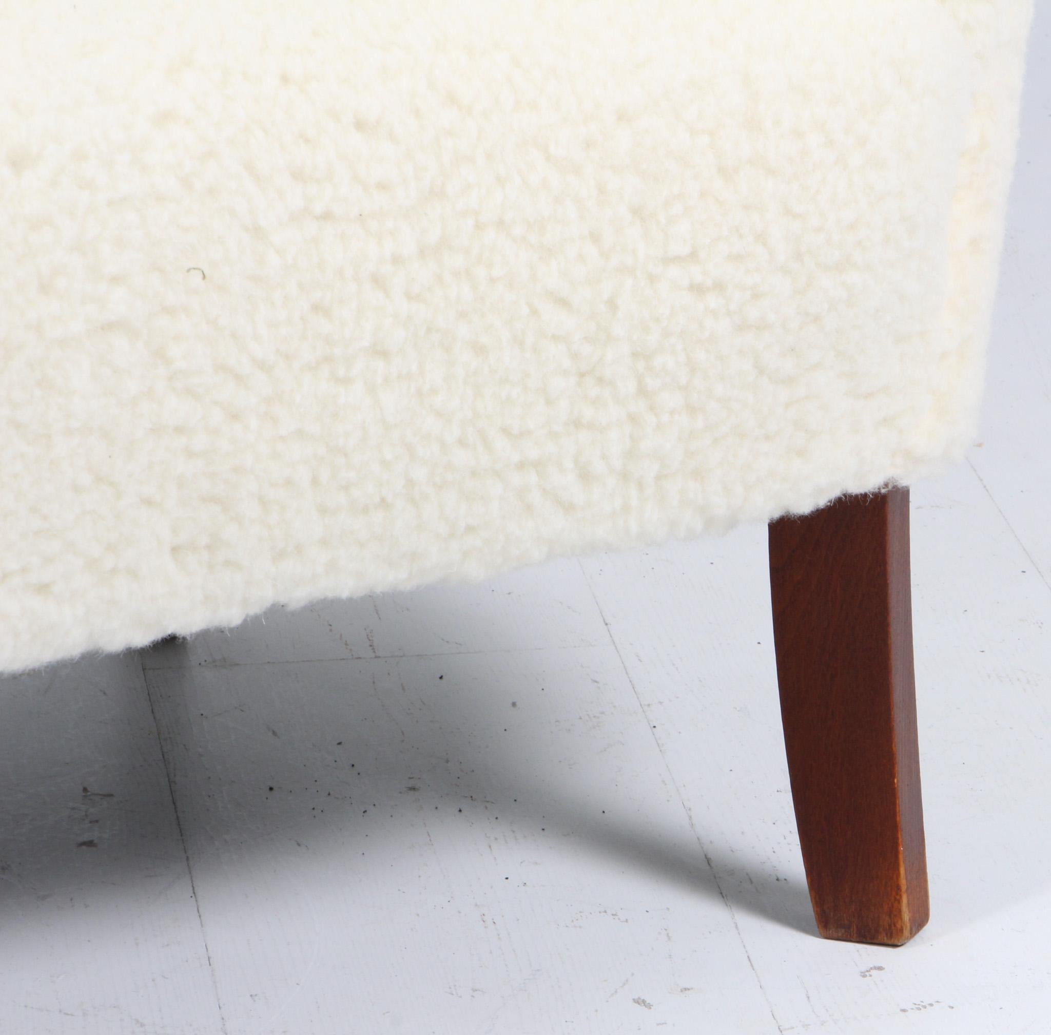 Ebanista danés Sofá Banana / love seat Sofá de lana de cordero, años 40 Escandinavo moderno en venta