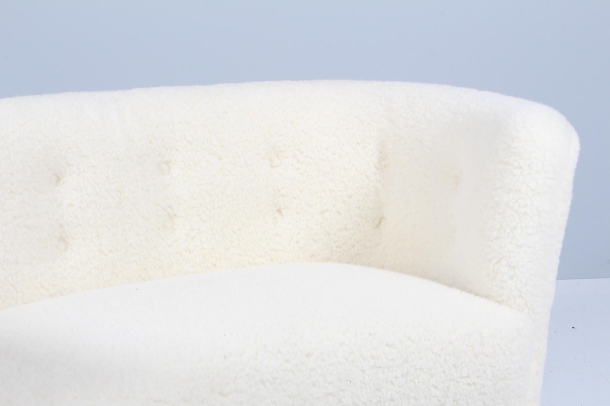 Ebanista danés Sofá Banana / love seat Sofá de lana de cordero, años 40 Danés en venta