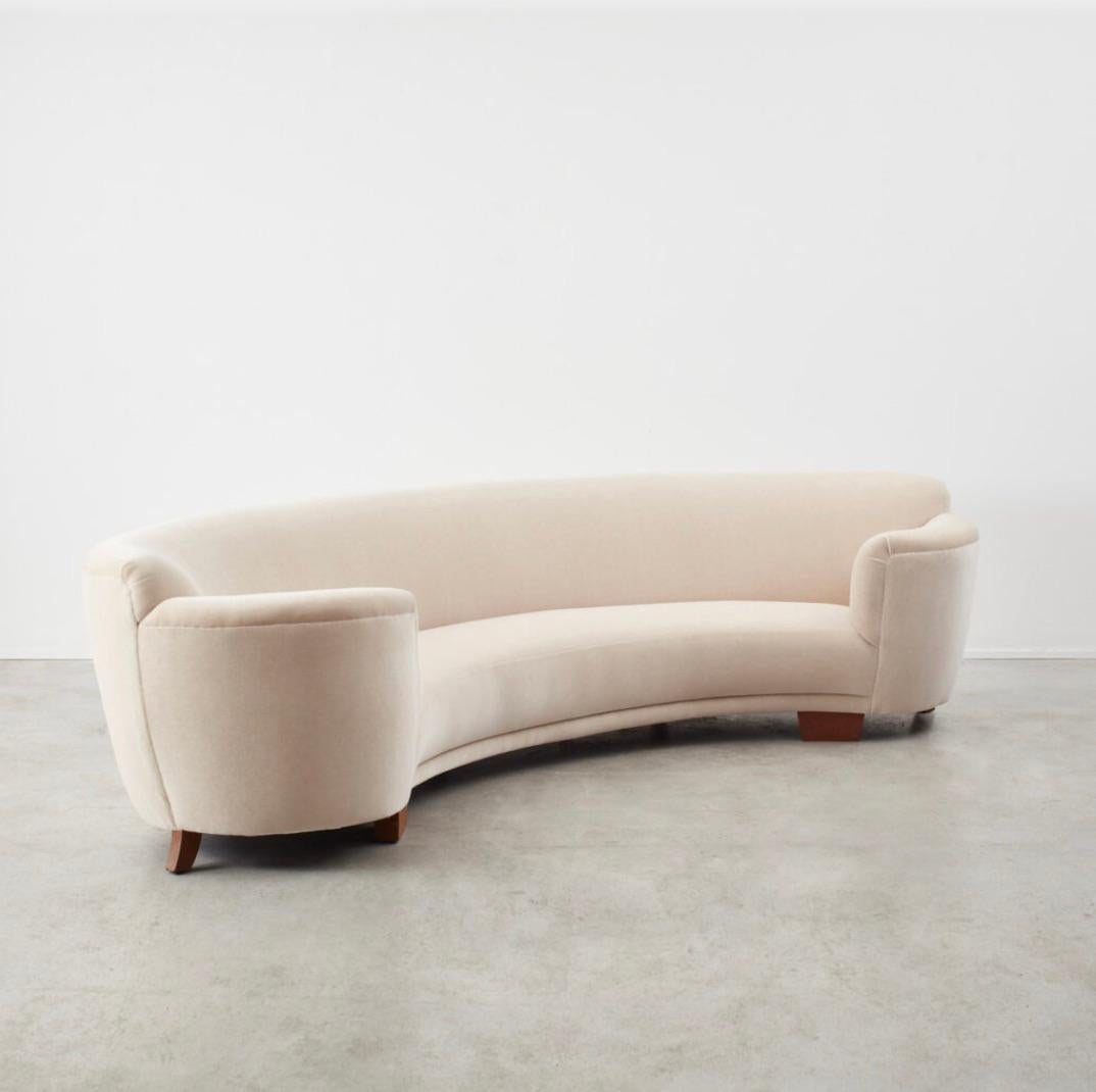 Crafted in the 1940s by Danish cabinetmakers, the banana sofa is not only a staple of that era but also finds itself emulated in later trends. The sofa’s alluring organic curves form an embracing structure for the sitter. It has been constructed