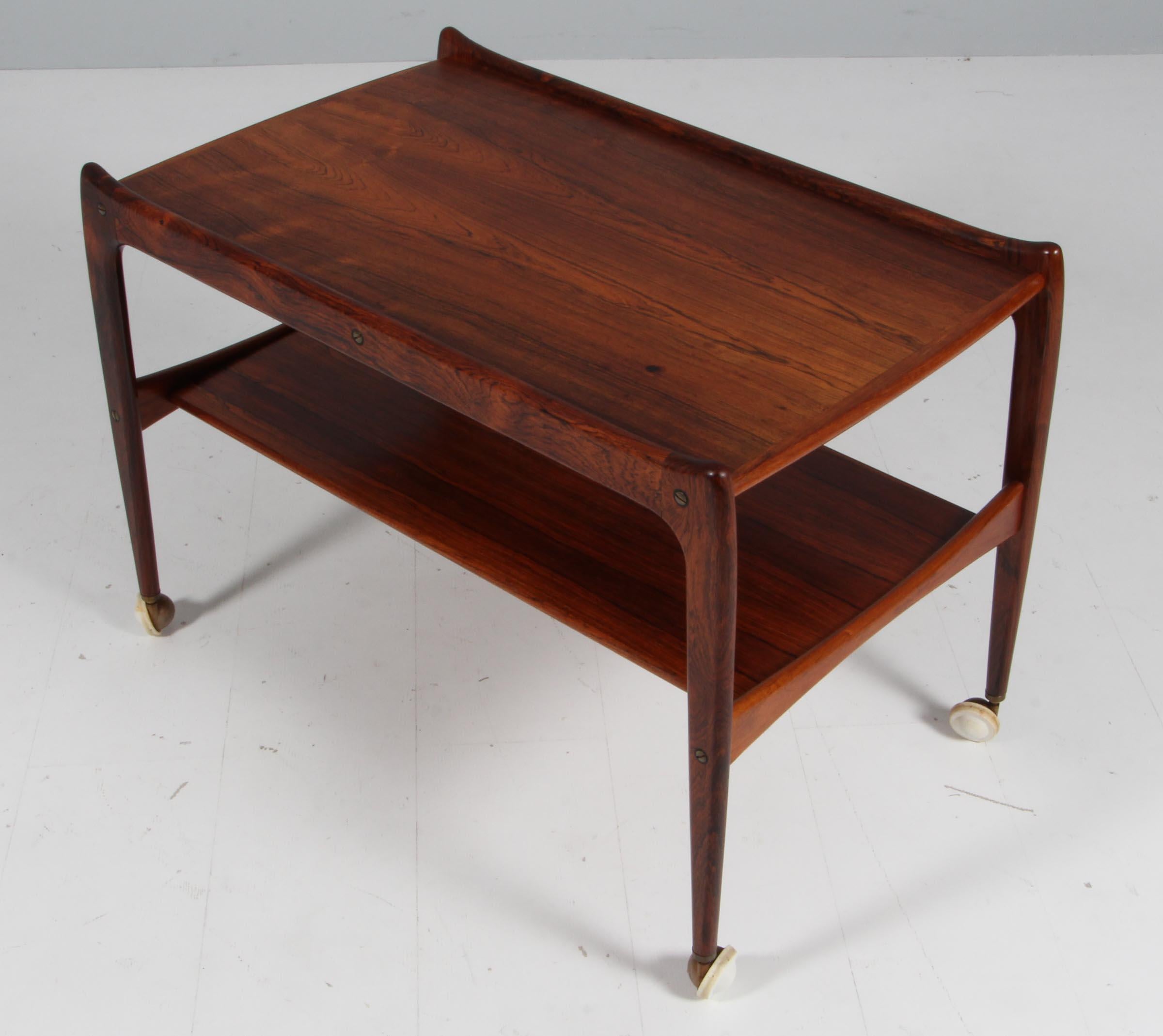 Danish cabinetmaker, bar cart in rosewood.

Mounted on wheels.

Made in the 1960s.