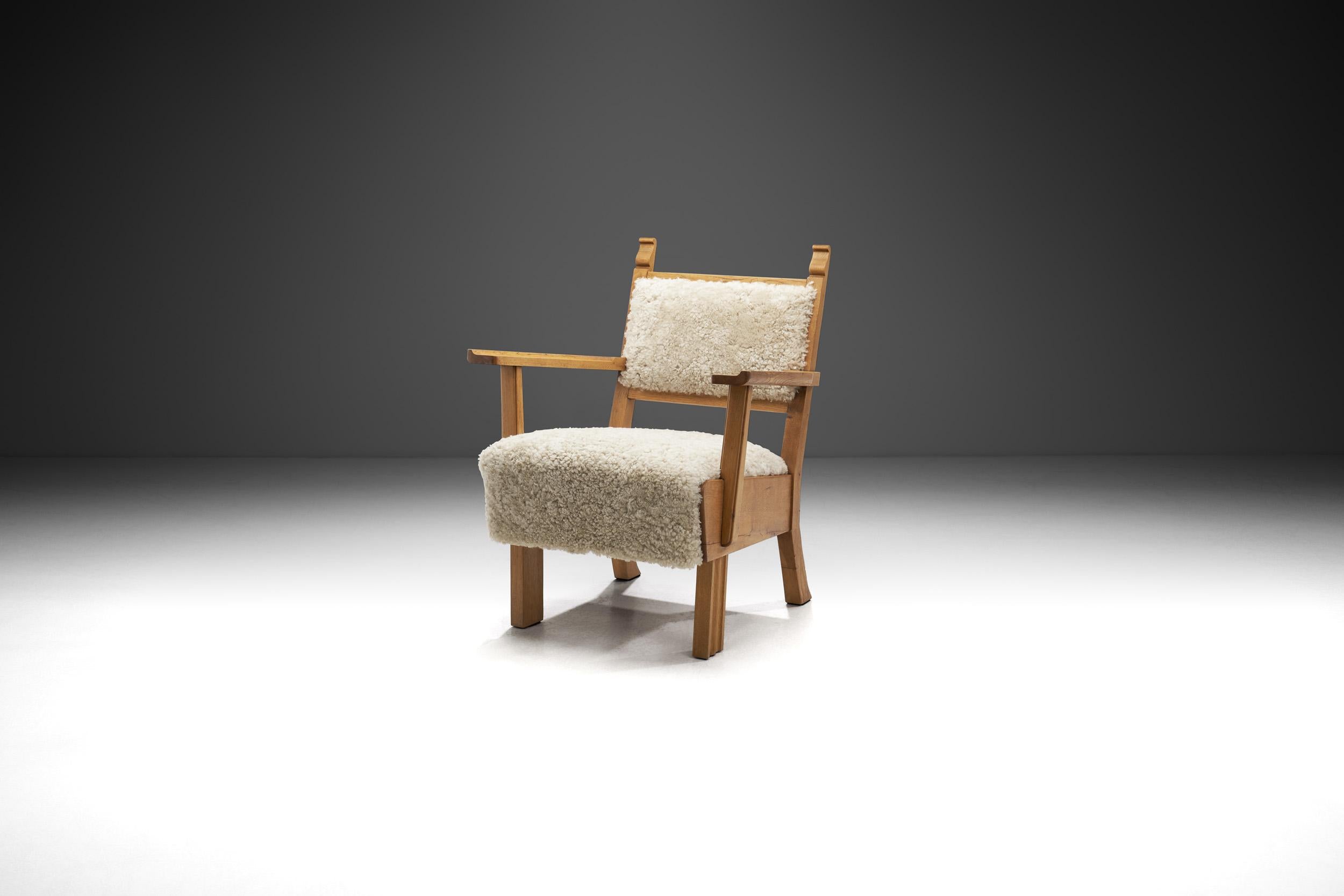Le mobilier danois du milieu du siècle s'est concentré sur l'esthétique du design moderne tout en utilisant la technique exquise et la connaissance des matériaux des artisans hautement qualifiés tels que les ébénistes. Ce fauteuil moderne précoce