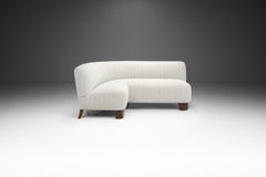 Dänisches Ecksofa mit Holzbeinen von Schreiner, Dänemark, ca. 1930er Jahre