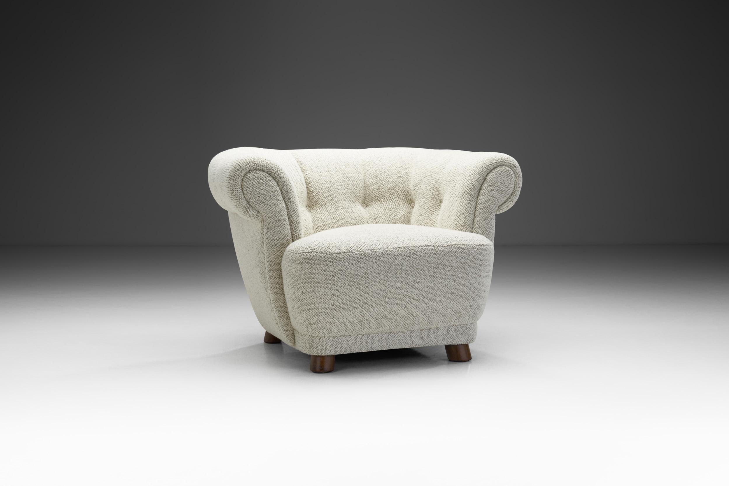 Ce magnifique fauteuil est l'interprétation danoise d'un style classique de siège rembourré britannique, le Chesterfield. Compte tenu de ses qualités structurelles, matérielles et visuelles, ce fauteuil est l'illustration parfaite de la raison pour