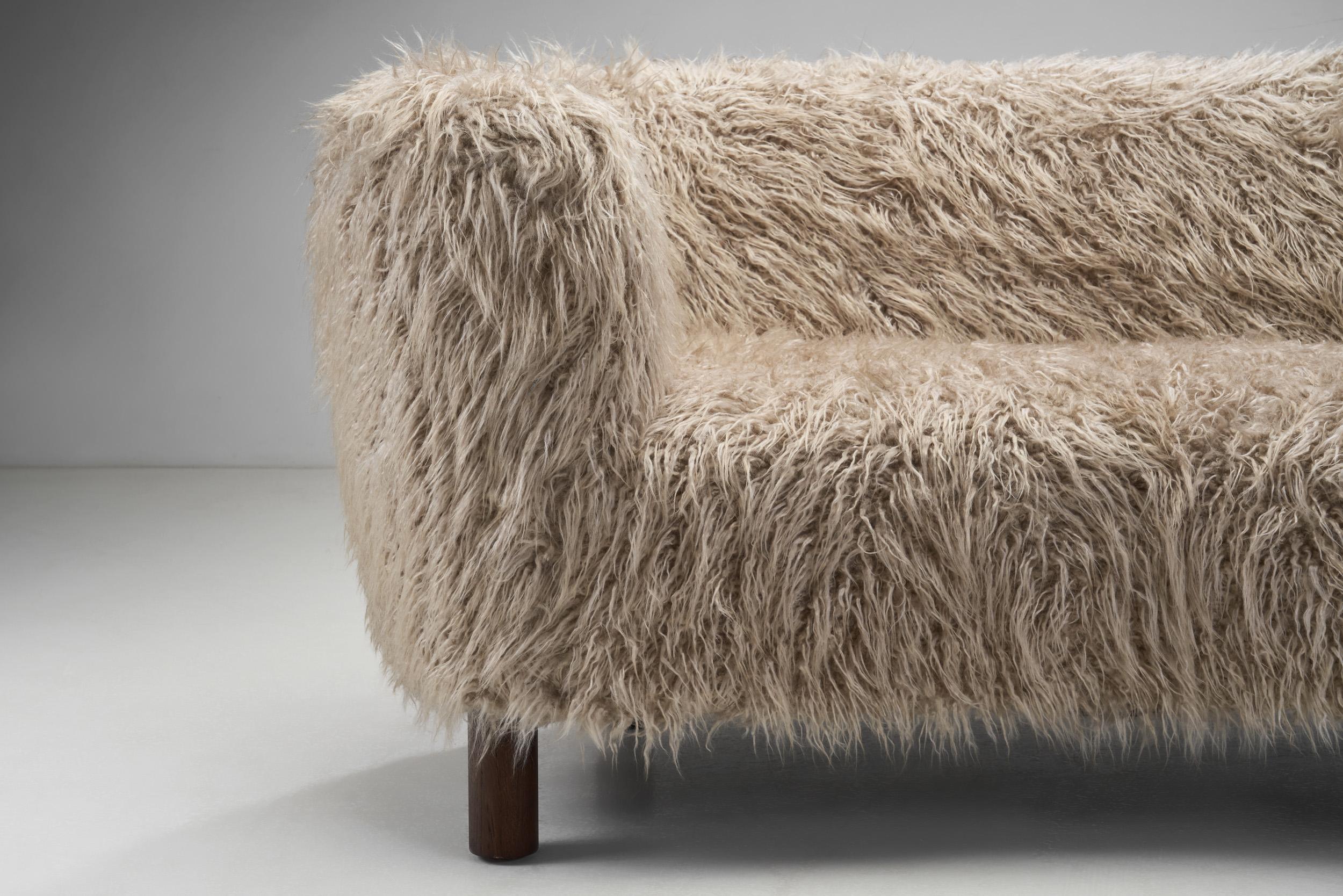 Dänisches geschwungenes Sofa aus taupefarbenem Kunstleder von Schreiner, Dänemark, ca. 1950er Jahre im Angebot 8