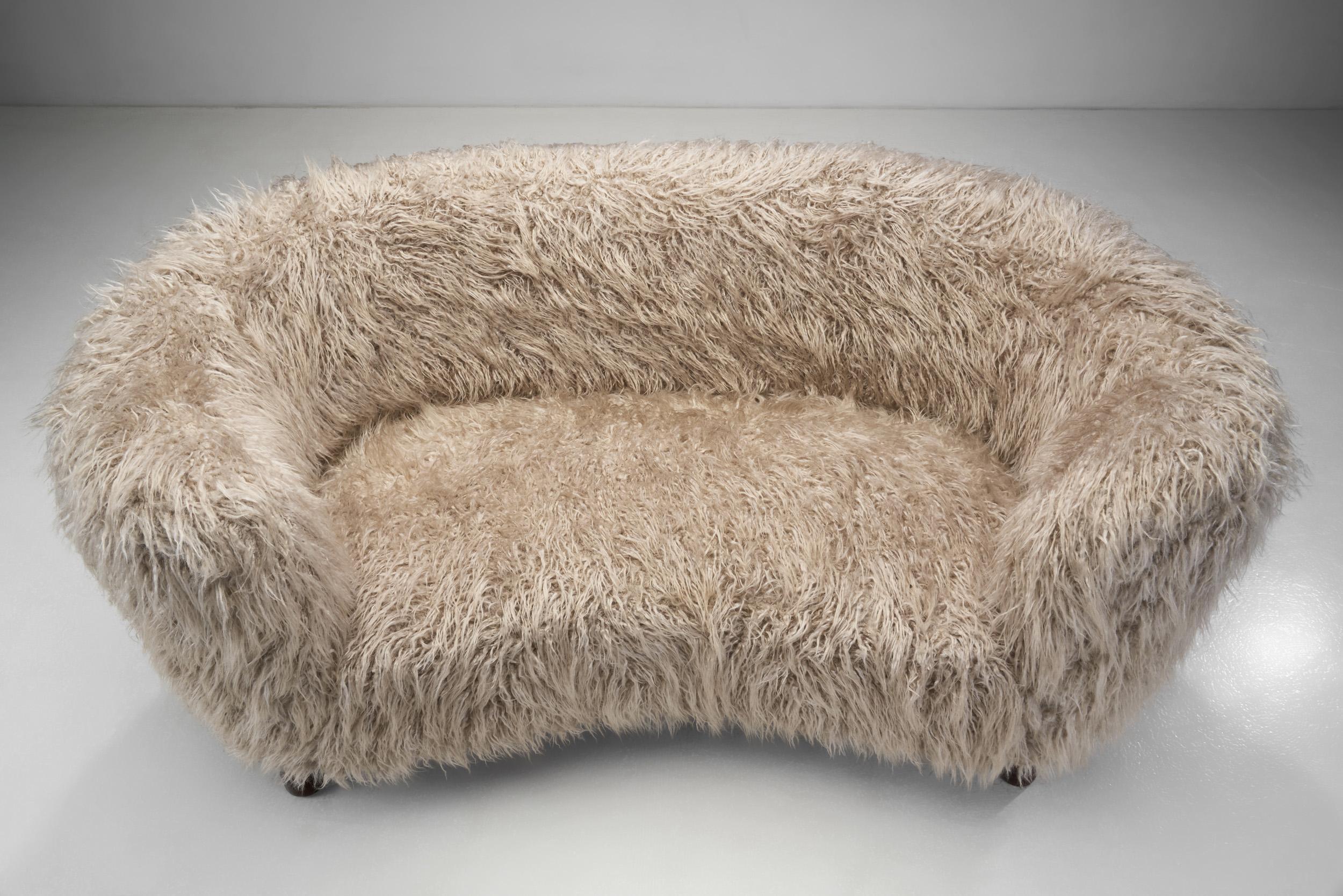 Dänisches geschwungenes Sofa aus taupefarbenem Kunstleder von Schreiner, Dänemark, ca. 1950er Jahre im Angebot 2