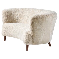 Dänische Tischler geschwungene Sofa Schaffell c1940s