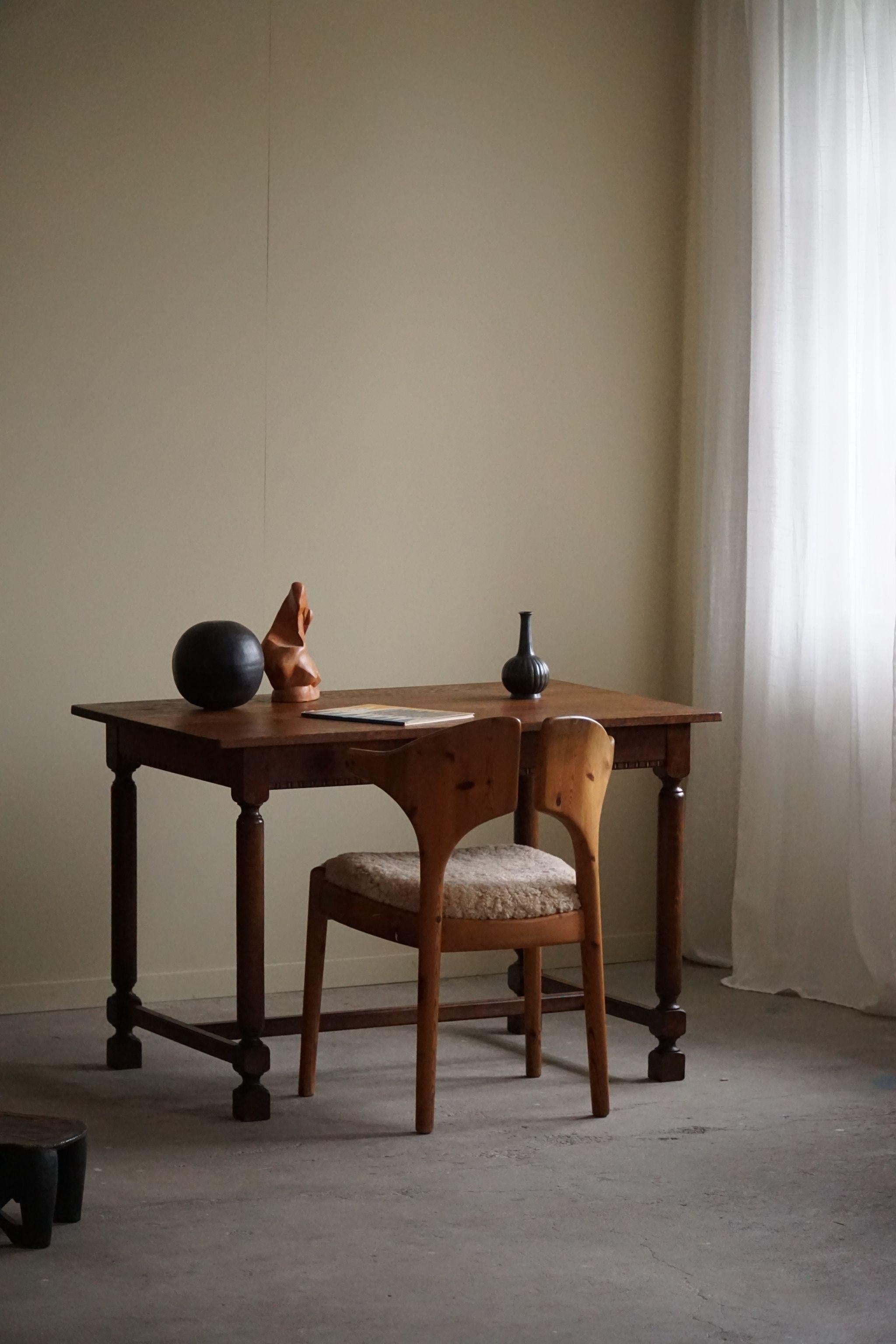 Ein zeitloser Schreibtisch/Esstisch, ein Meisterwerk der Mid-Century-Moderne, handgefertigt von einem erfahrenen dänischen Tischler in den 1950er Jahren. Dieser Tisch, der Martin Nyrop für Rud Rasmussen zugeschrieben wird, verbindet mühelos