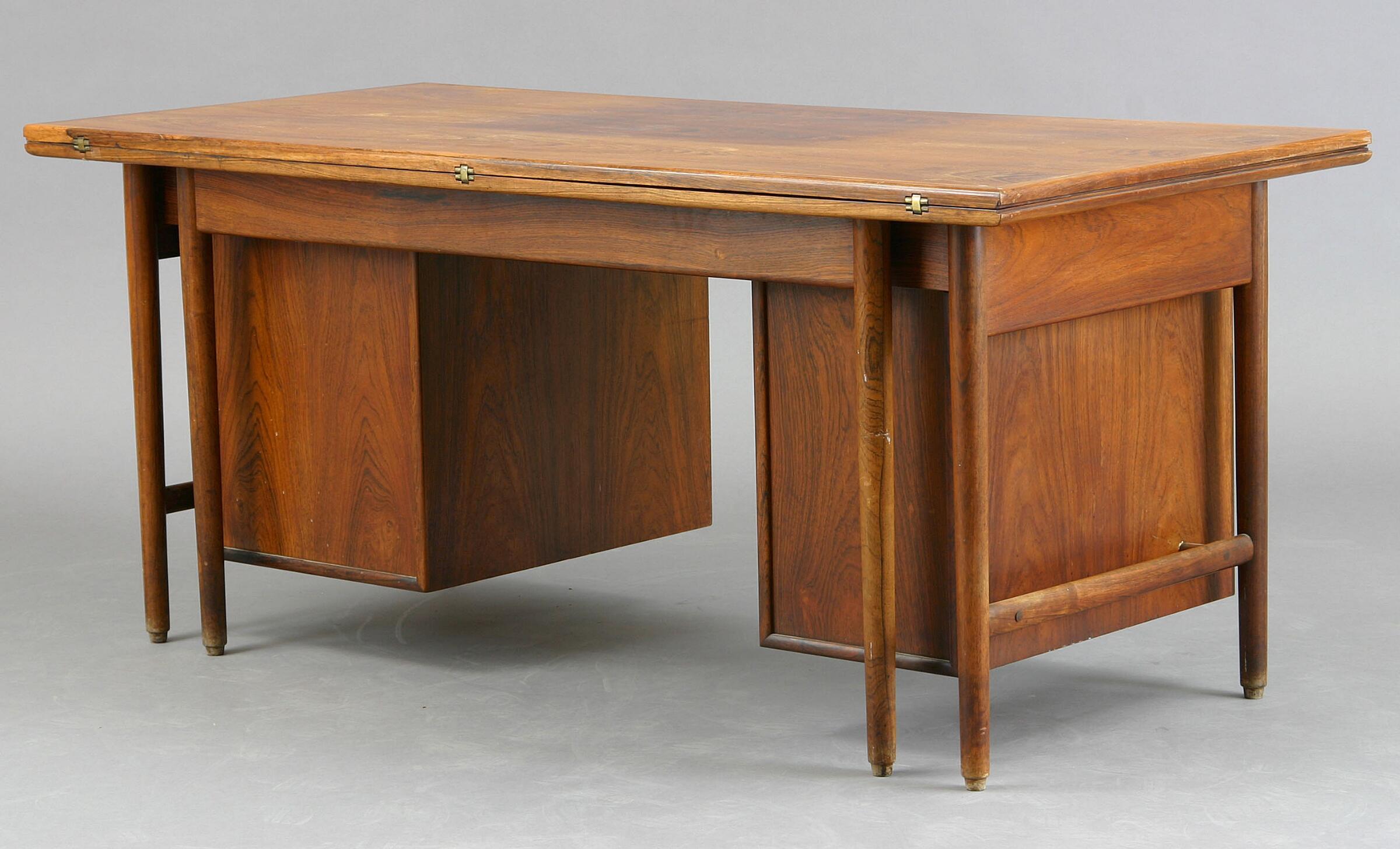 Danish cabinetmaker desk with unfolding double top circa late 1940s In Good Condition For Sale In London, GB