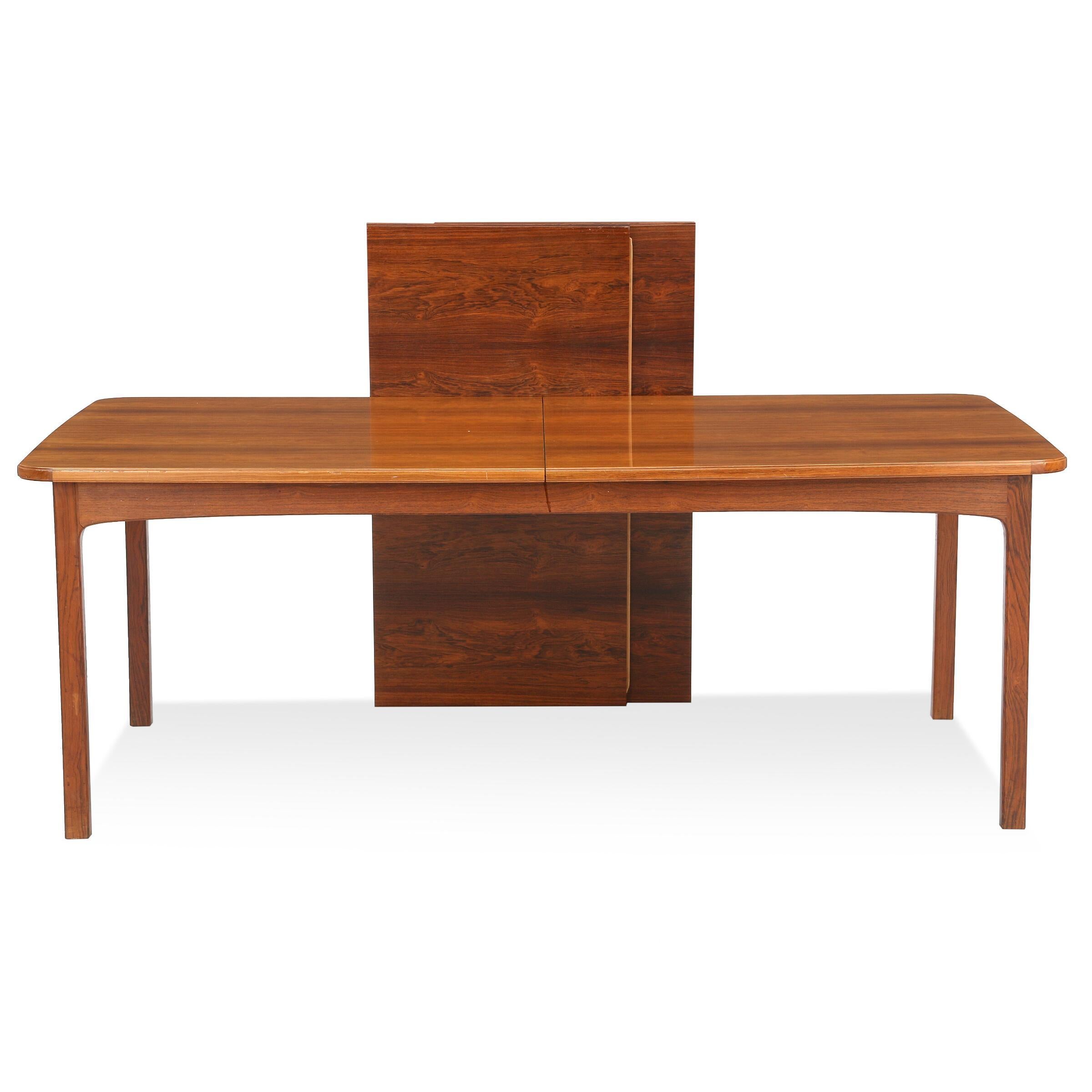Cette table de salle à manger sur mesure a été fabriquée dans les années 1950 par un ébéniste danois. Les détails modernes mais classiques rappellent Ole Wanscher et Kaare Klint. Les bords profilés du plateau de la table s'inscrivent dans la lignée