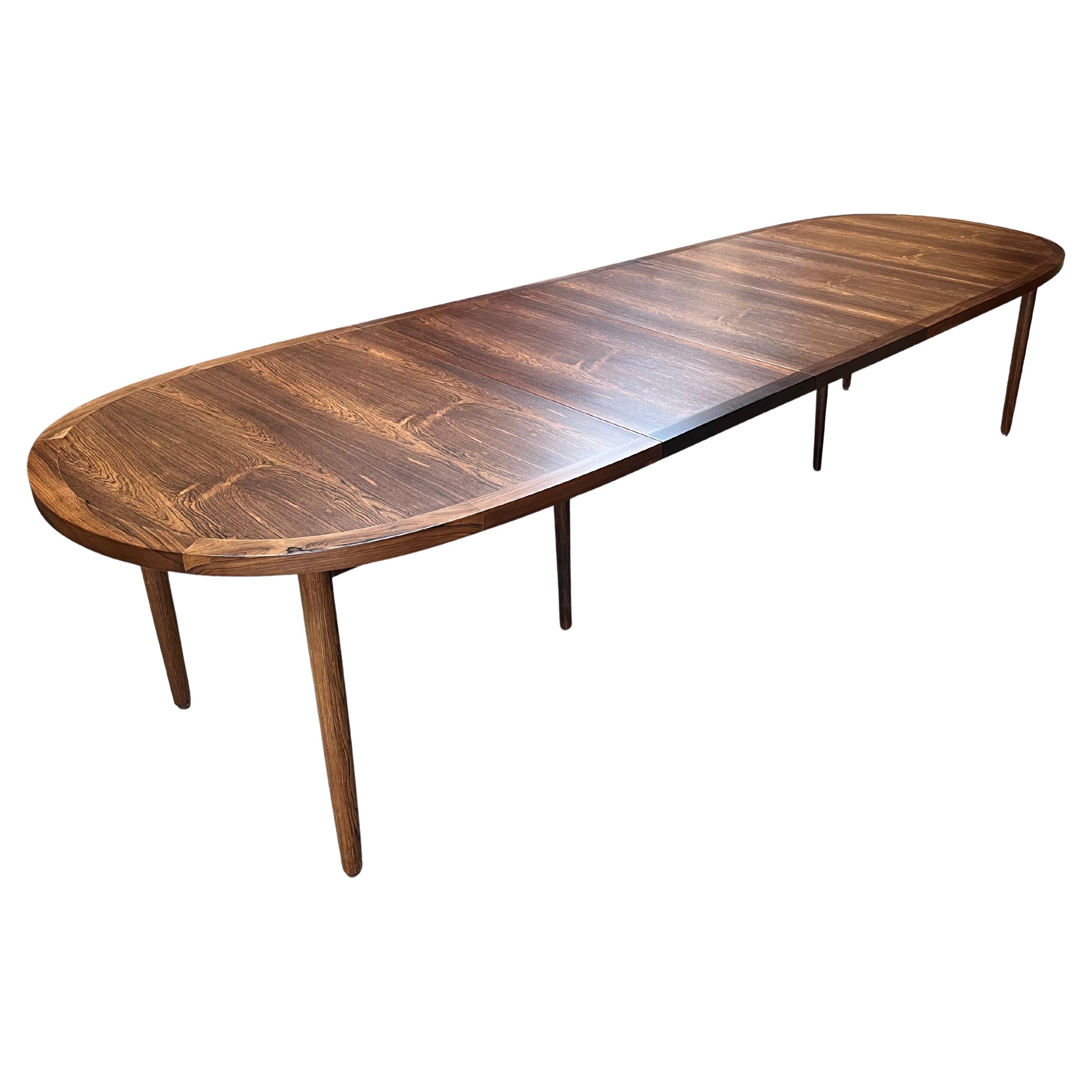 Cette table de salle à manger sur mesure a été fabriquée dans les années 1960 par un ébéniste danois. Cette table de salle à manger a été trouvée avec un ensemble de chaises fabriquées par l'ébéniste Gustav Bertelsen et conçues par Steffan Syrach