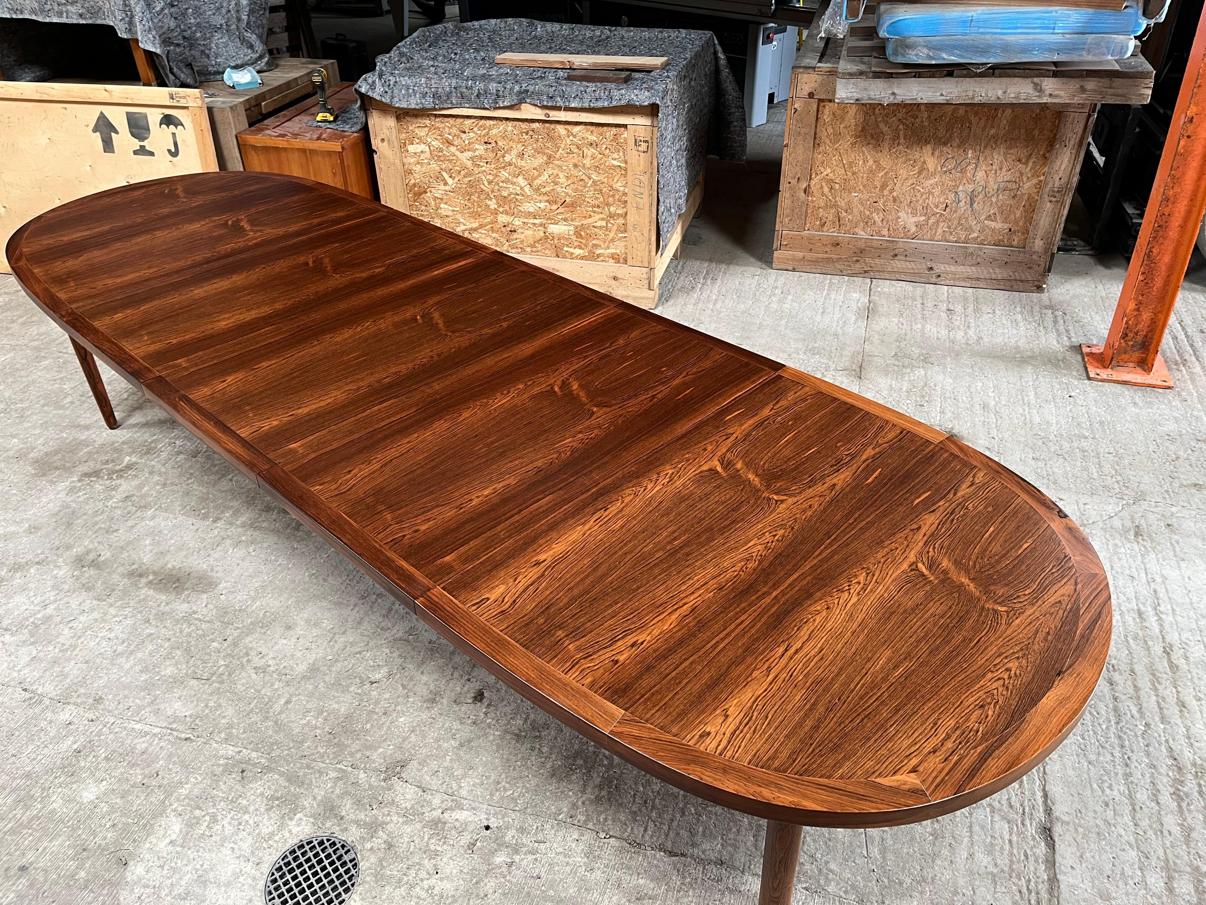Milieu du XXe siècle Table de salle à manger danoise extensible à 350 cm  pour 12/14 places en vente