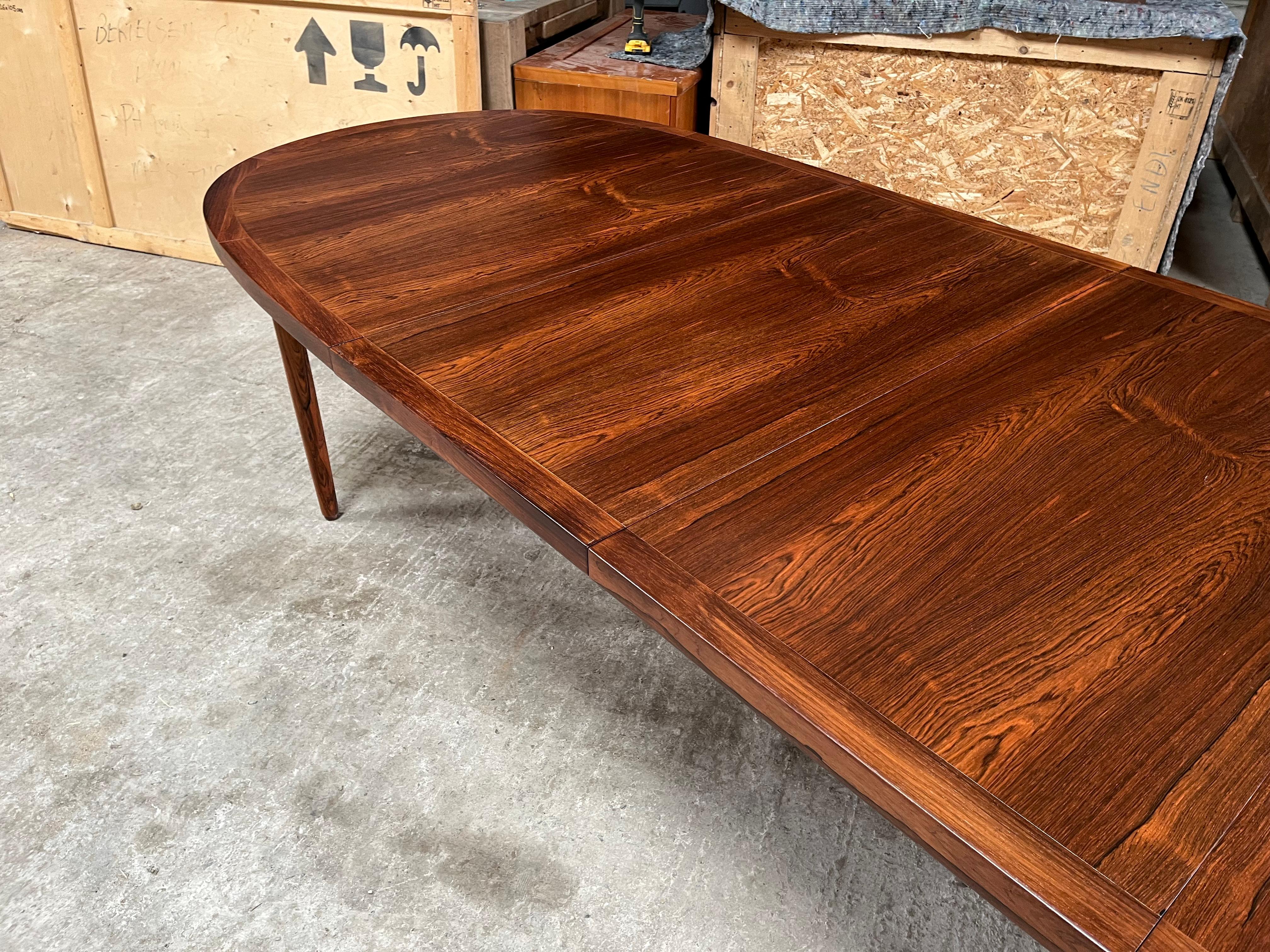Bois de feuillus Table de salle à manger danoise extensible à 350 cm  pour 12/14 places en vente