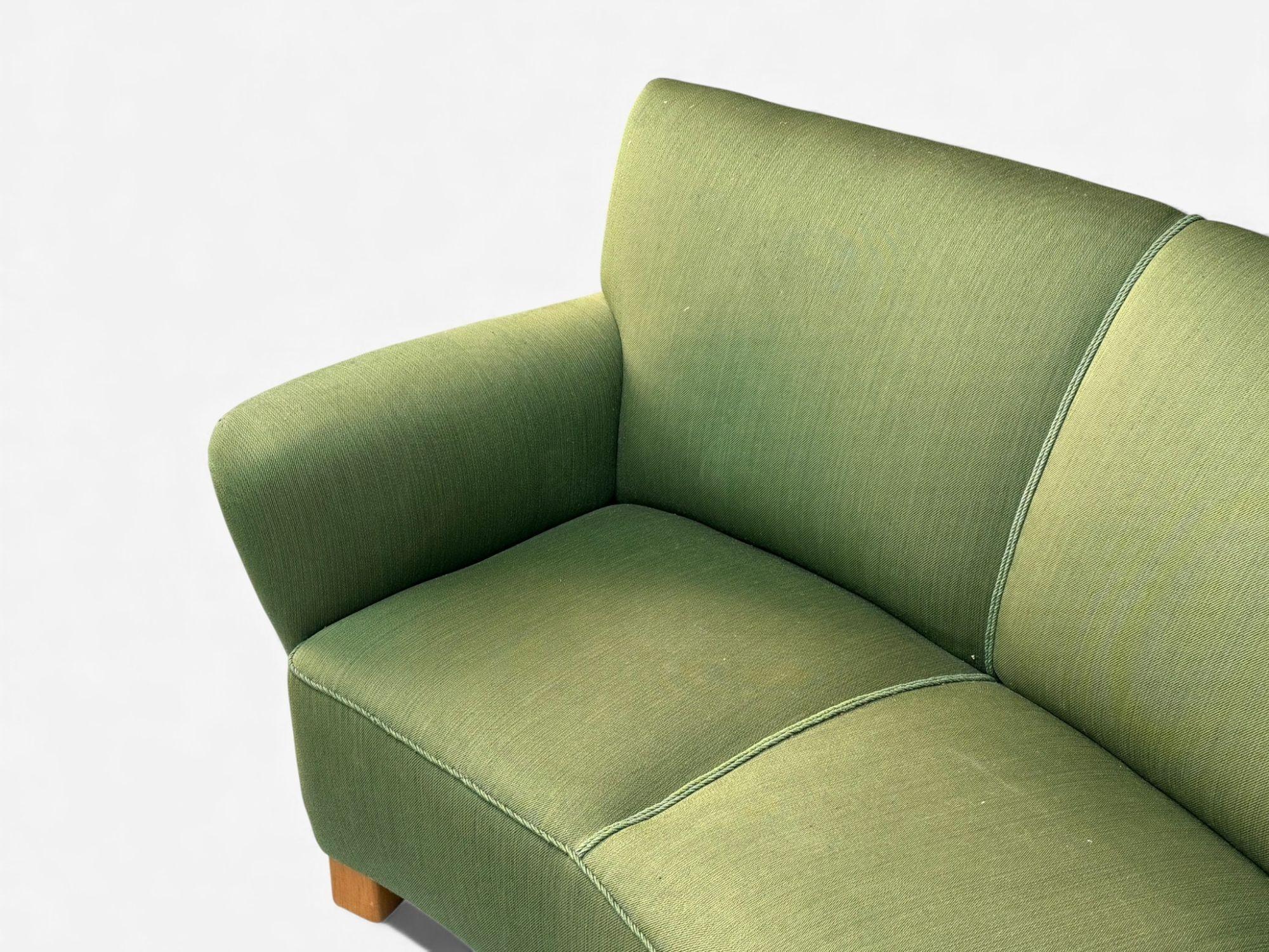 Danish Cabinetmaker, Fabric, Wood, Monumental Banana Sofa, Denmark, 1960s en venta 6