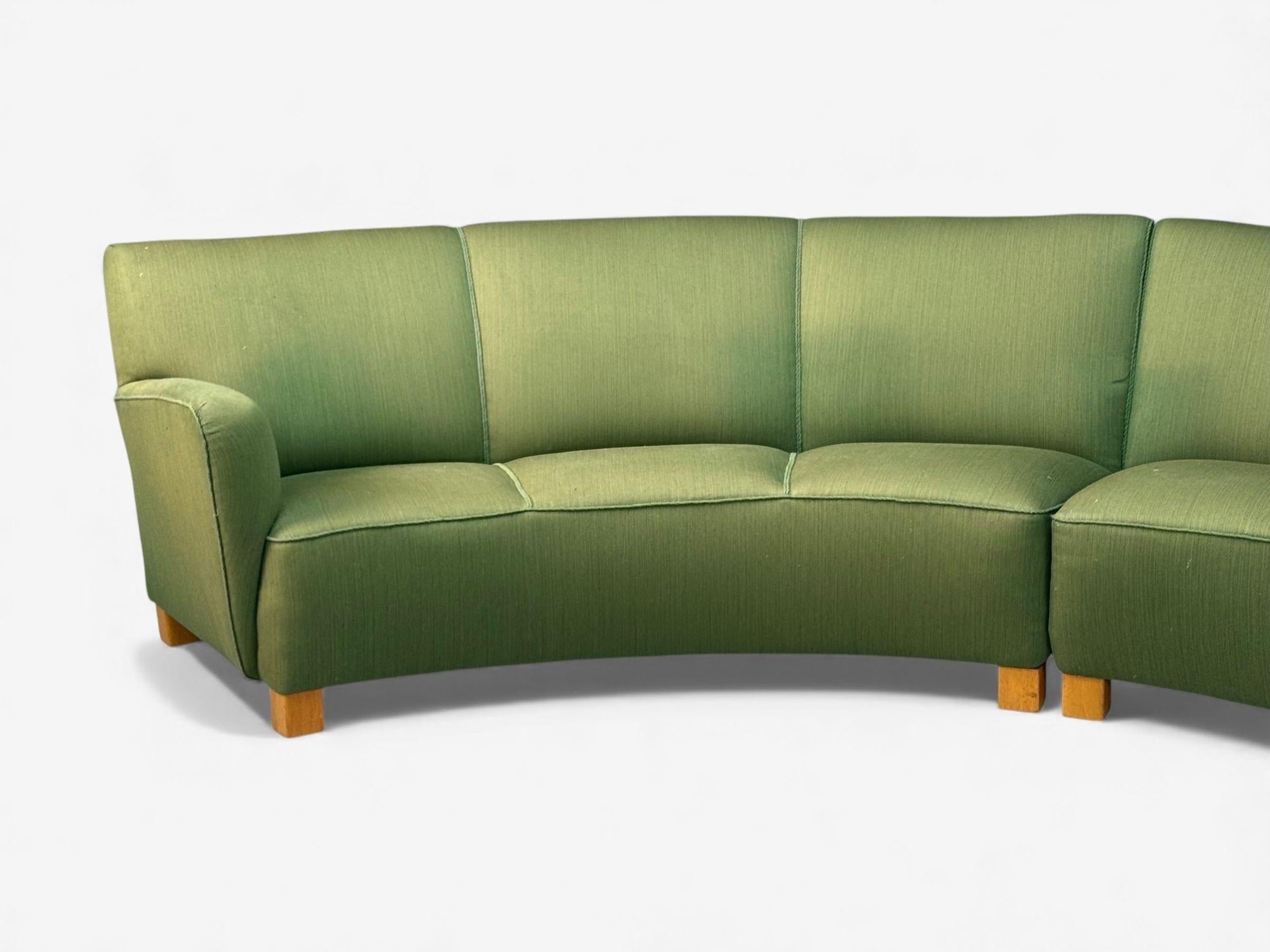Danish Cabinetmaker, Fabric, Wood, Monumental Banana Sofa, Denmark, 1960s en Bueno estado para la venta en Manhasset, NY