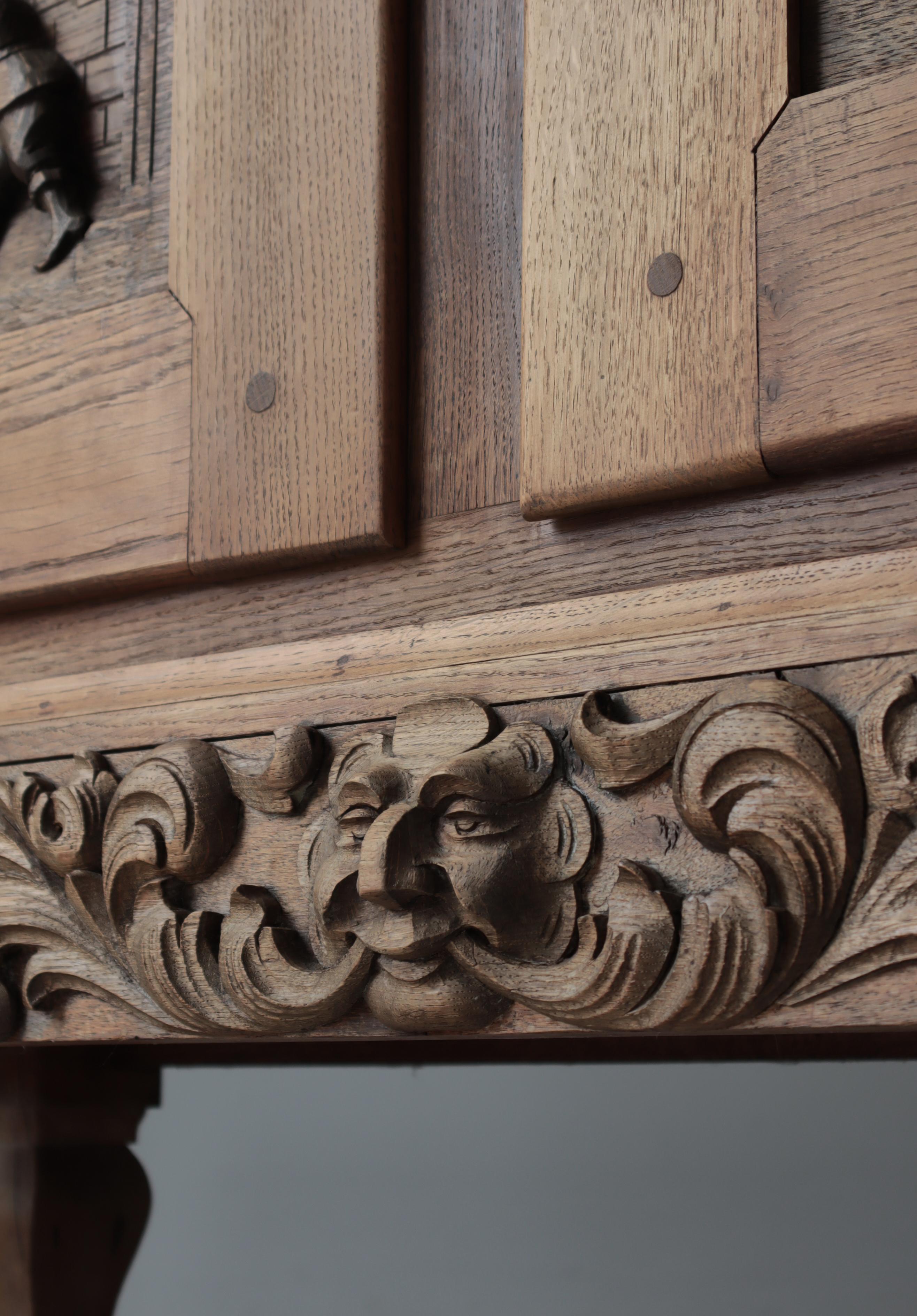 Armario danés de madera de roble tallado estilo Jugend, Dinamarca, años 20 en venta 4