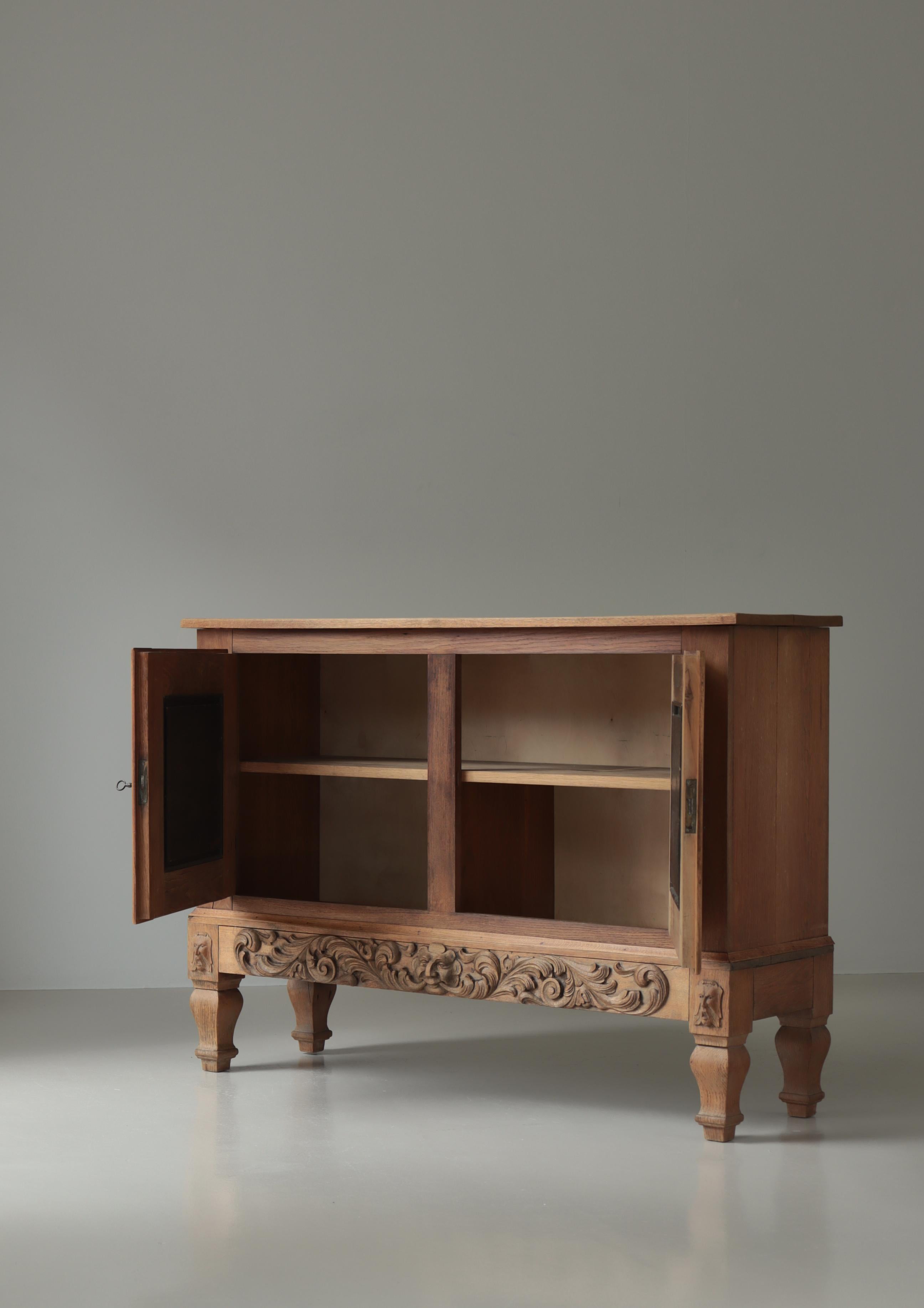 Armario danés de madera de roble tallado estilo Jugend, Dinamarca, años 20 en venta 6